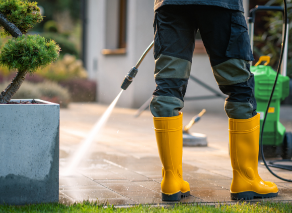 Comment nettoyer des dalles de terrasse efficacement ?
