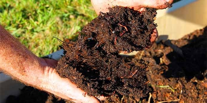 PRÉPAREZ VOTRE TERRE AVEC UN BON COMPOST !