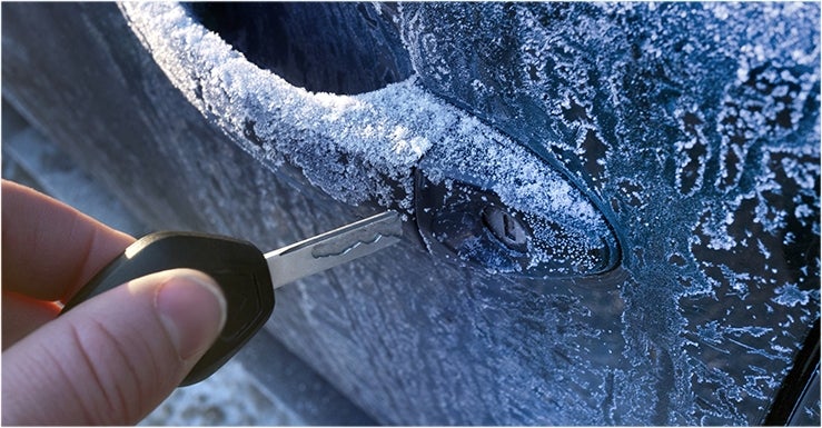 Comment placer une Bâche anti-givre sur le pare-brise et éviter le gel des  portes. 