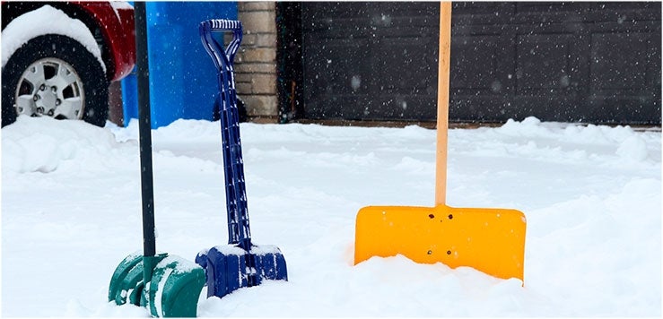 Balai et pelle à neige : 2 outils indispensables !
