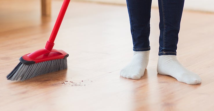 Sur un parquet vitrifié