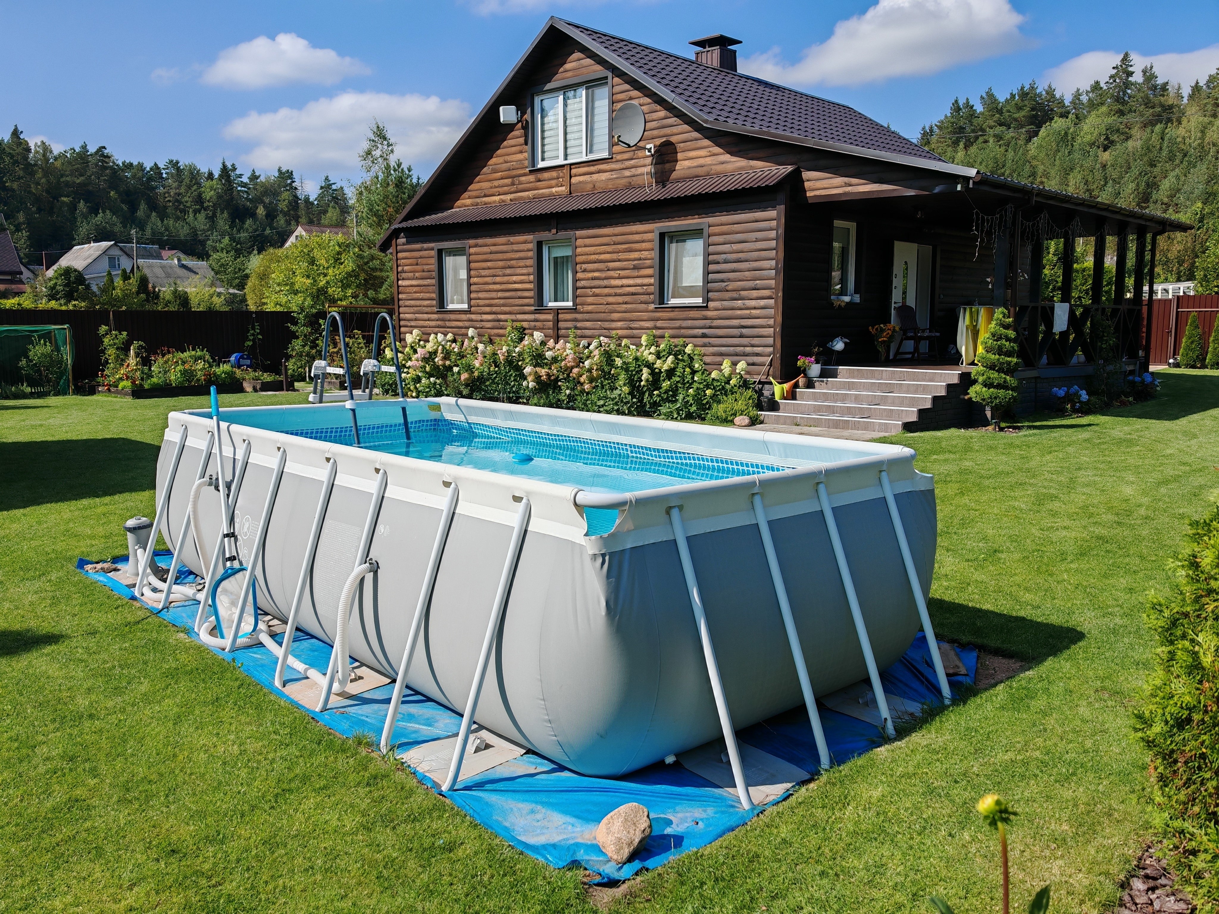 Quelle piscine hors-sol compacte choisir à moins de 100 euros ?
