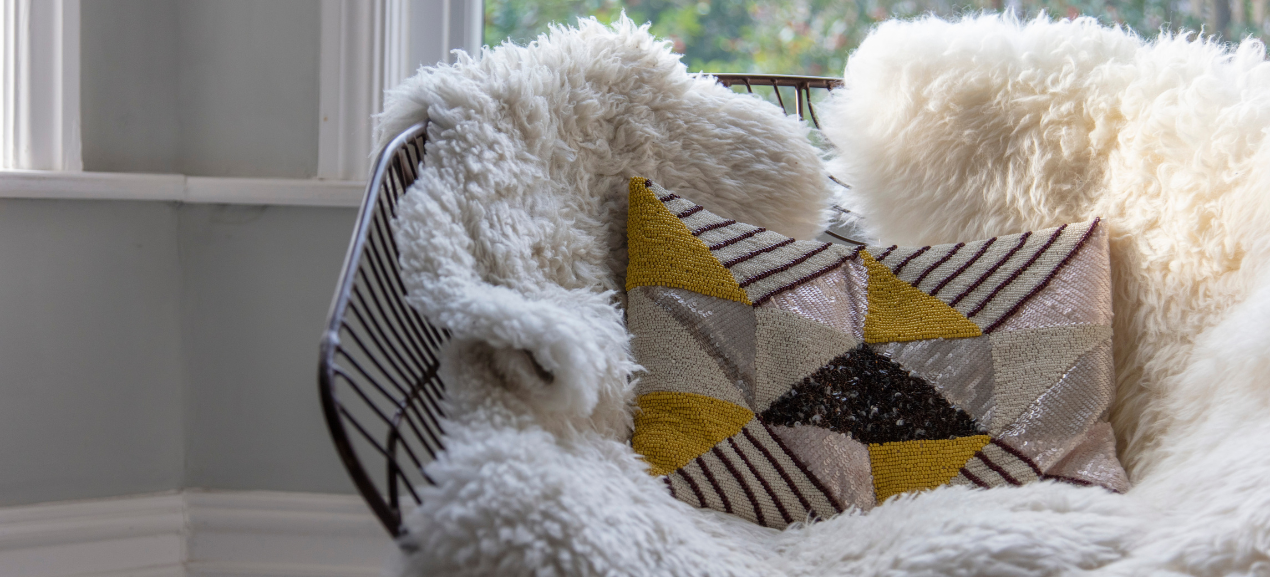 Coussins plaids et fausse fourrure : comment nettoyer les textiles du salon ?