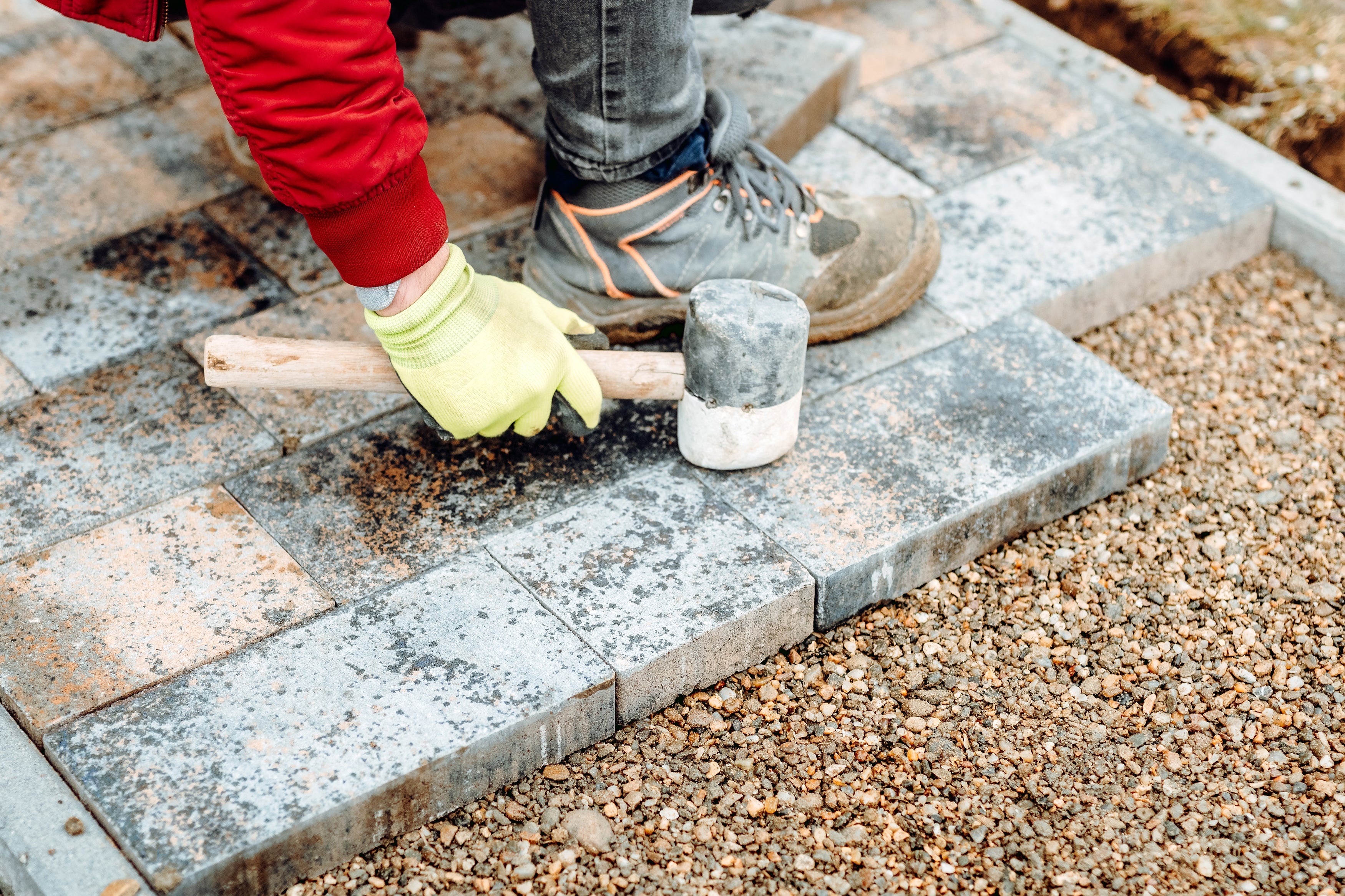 Étapes pour poser ses dalles de terrasse pas à pas