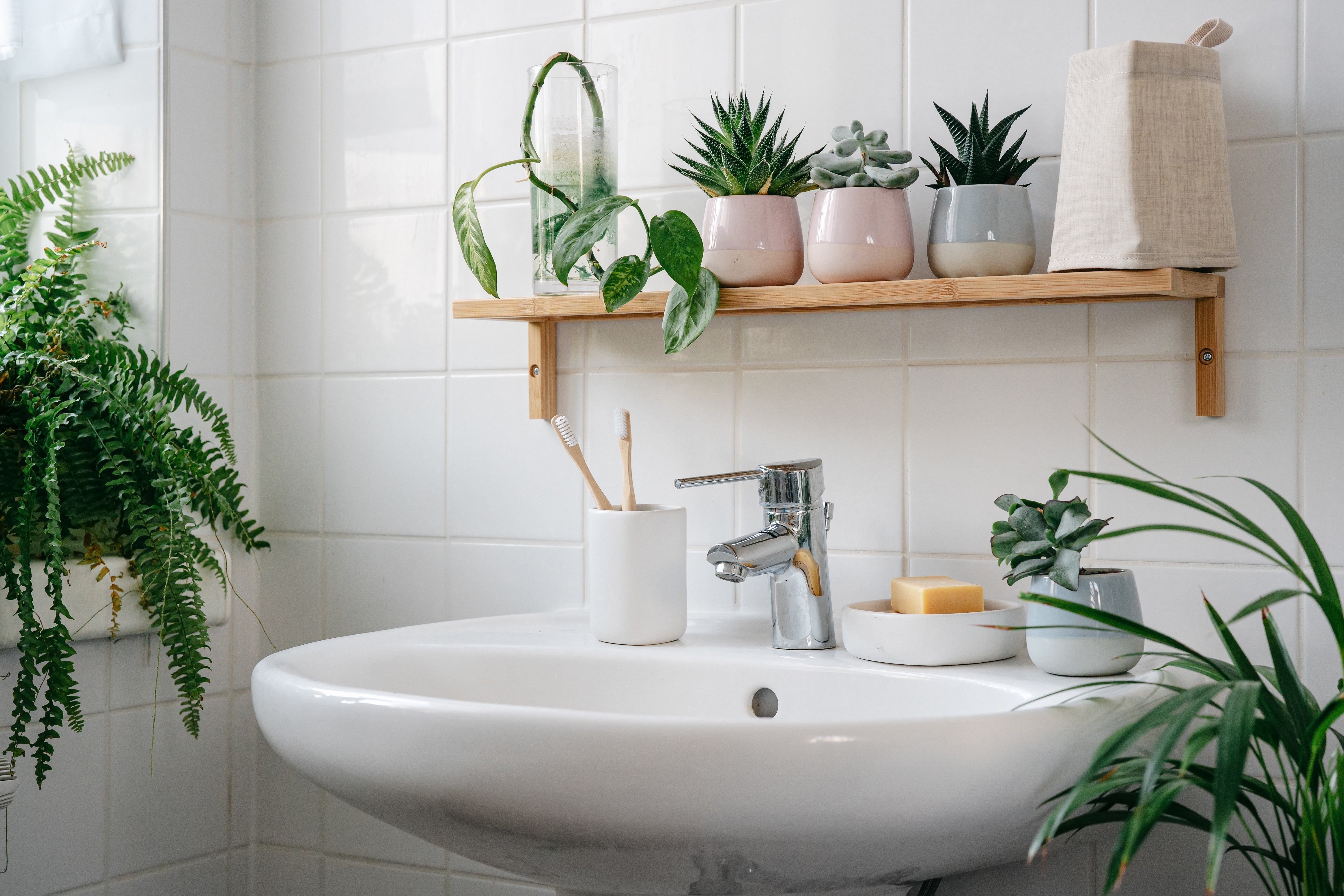Étagère murale de salle de bain : trouvez le modèle idéal résistant à l’humidité