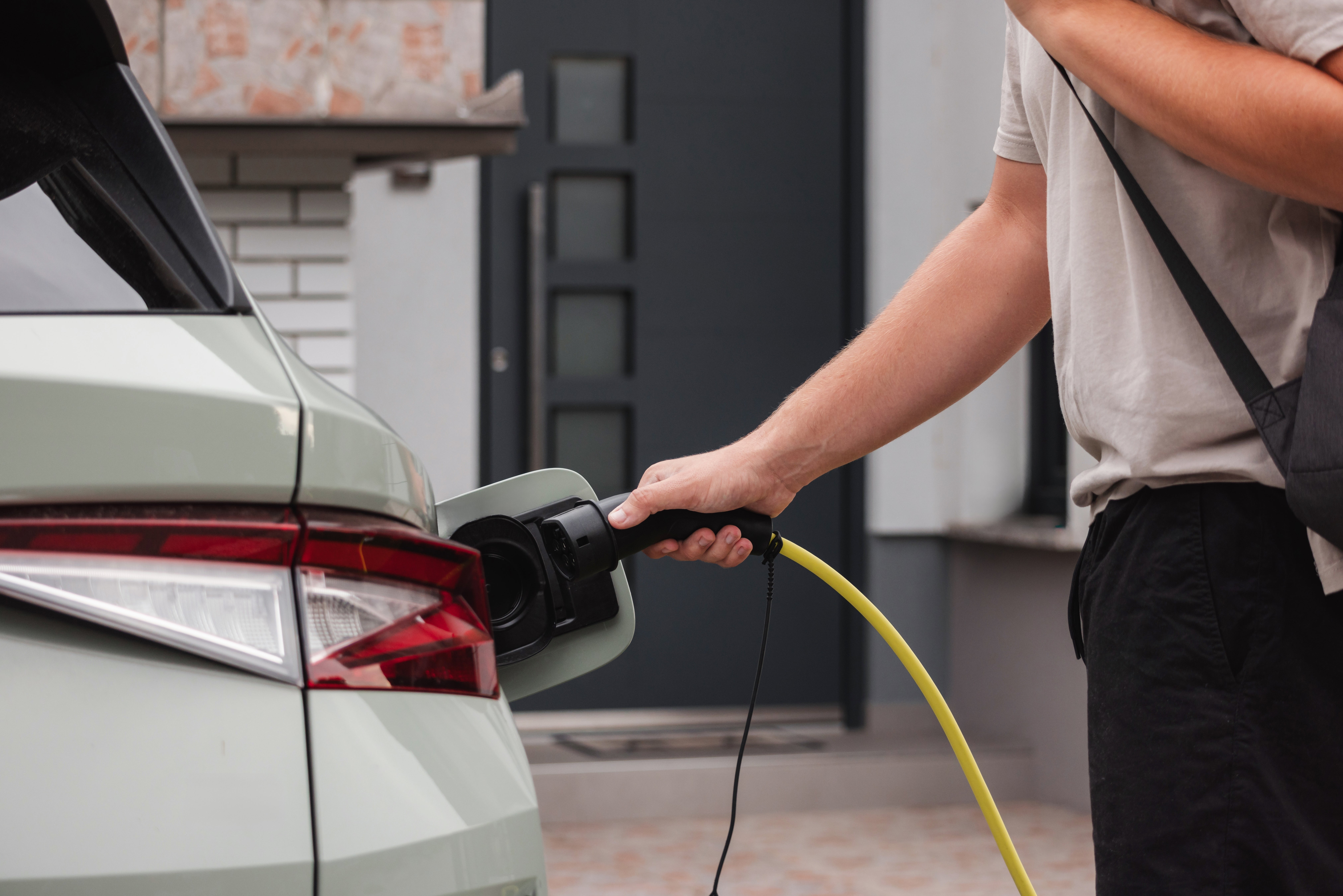 Recharge de voiture électrique à domicile : Pourquoi et comment adopter la prise renforcée ?