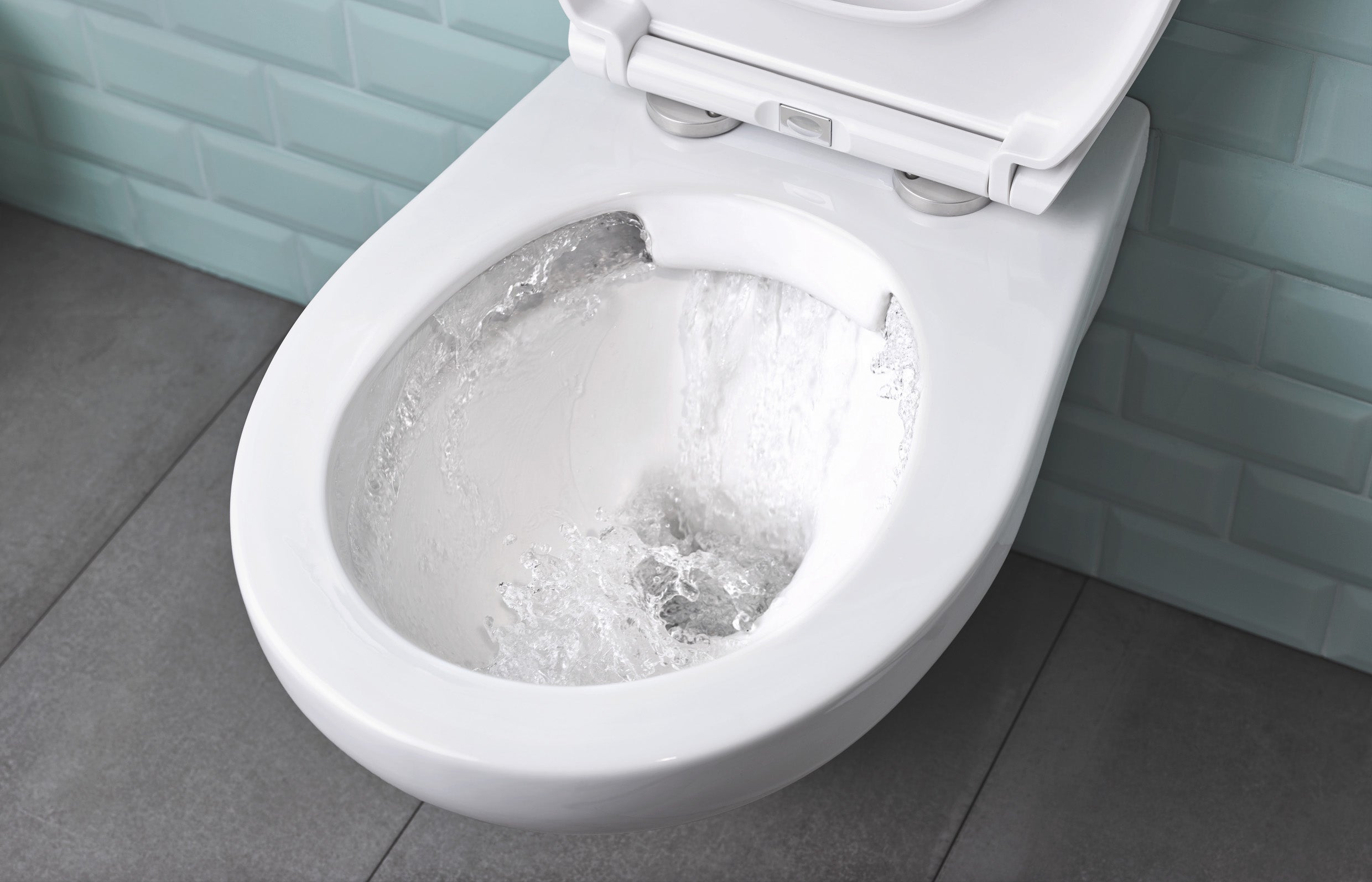 Chasse d’eau qui coule : l’erreur invisible qui vous coûte 150€ par an (et comment la réparer)