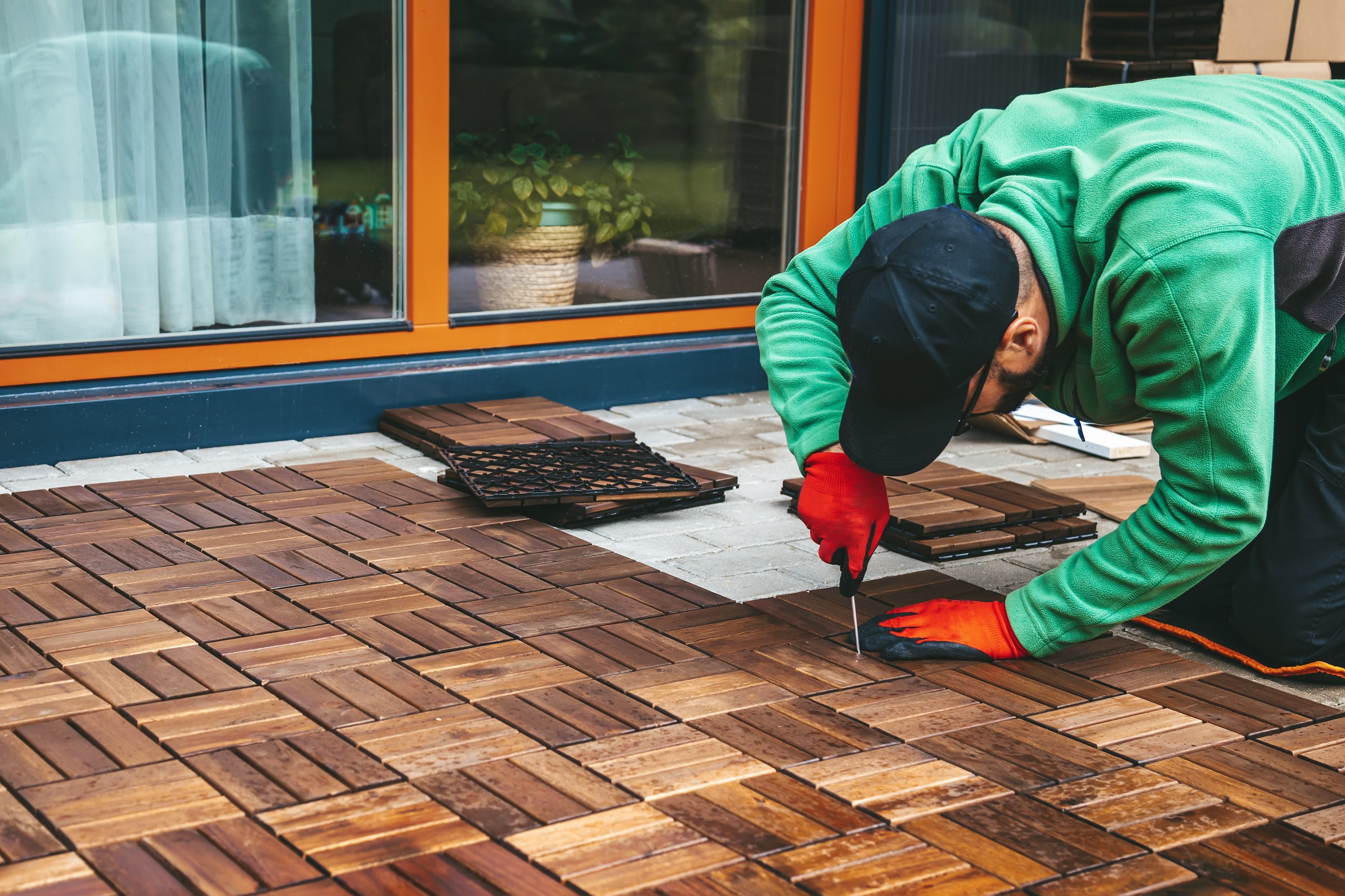 Comment poser des dalles en bois sur une terrasse ?