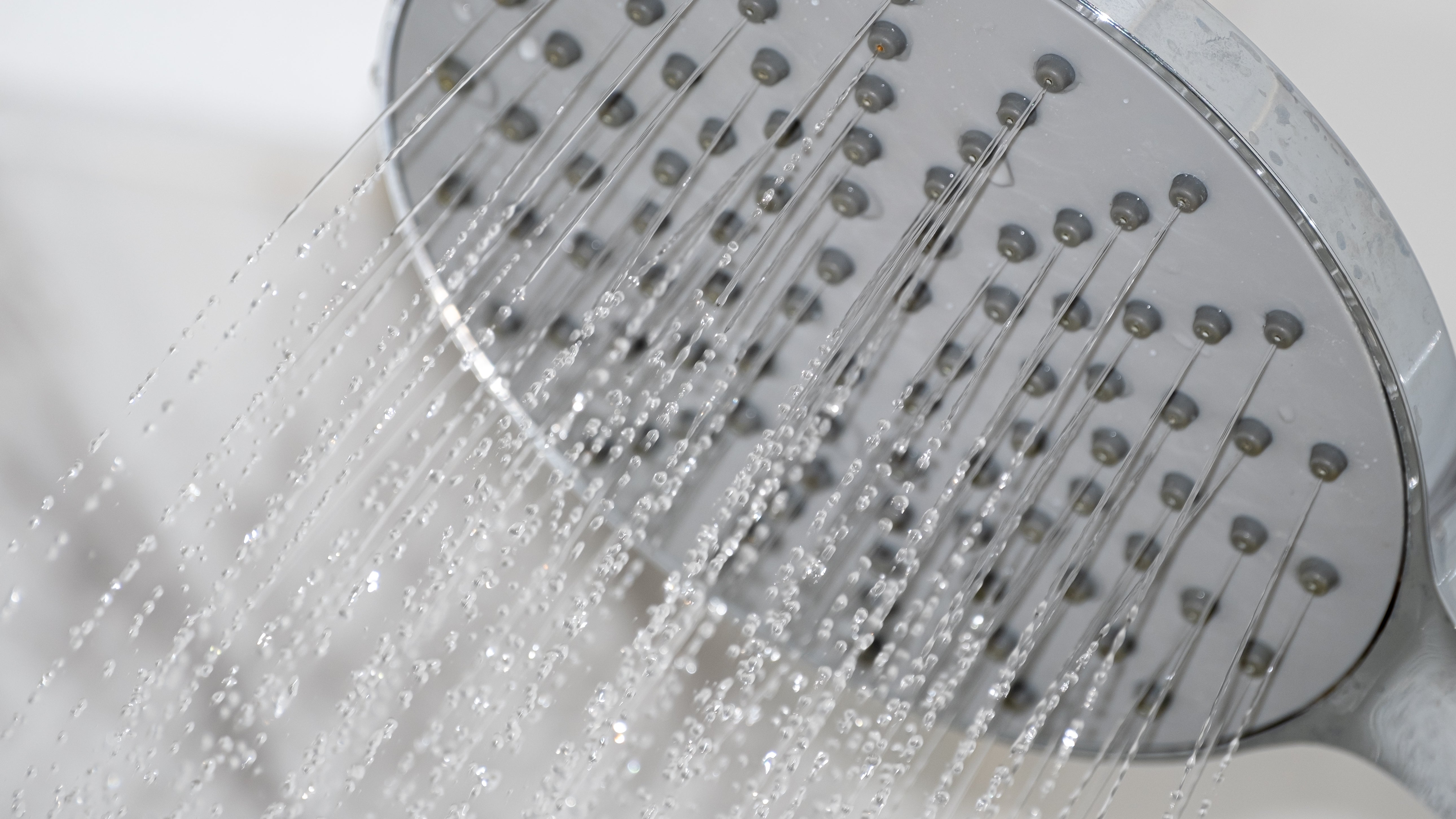 Jet de douche bouché ou robinet entartré : que faire pour retrouver un débit parfait ?