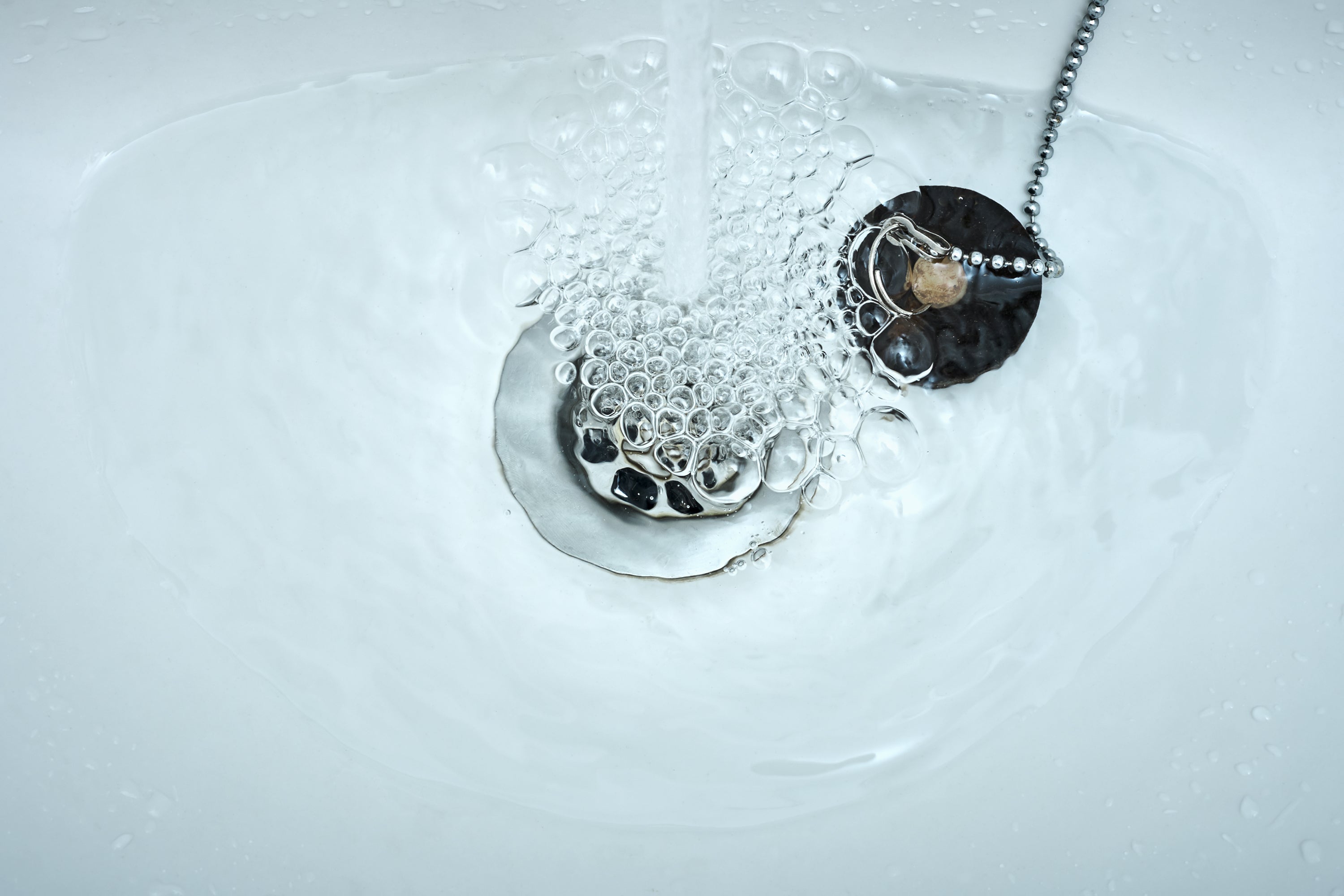 Lavabo bouché ou mauvaises odeurs : comment intervenir sans tout inonder ?