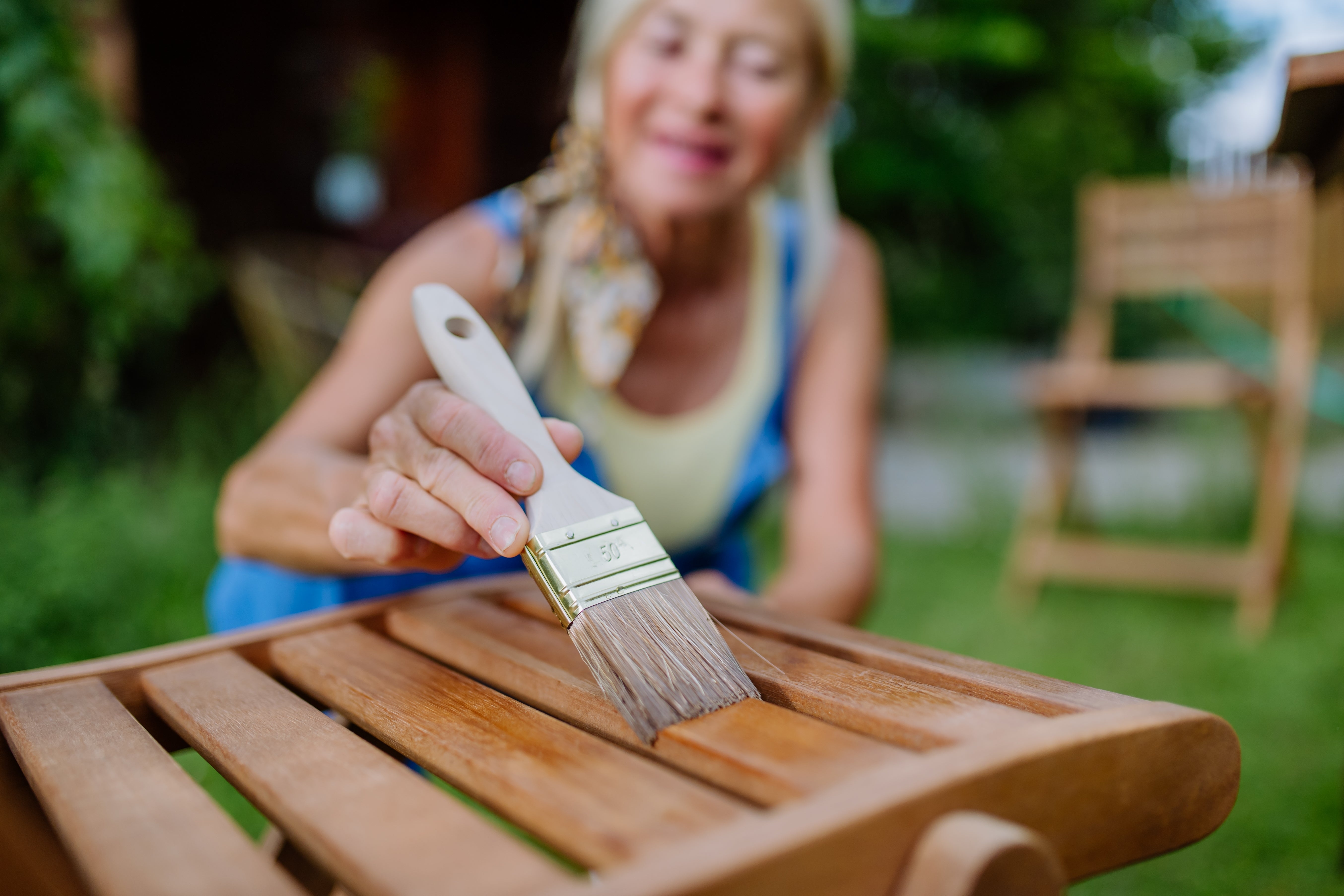 Comment nettoyer son mobilier de jardin ? Méthodes par matériaux et conseils d’entretien