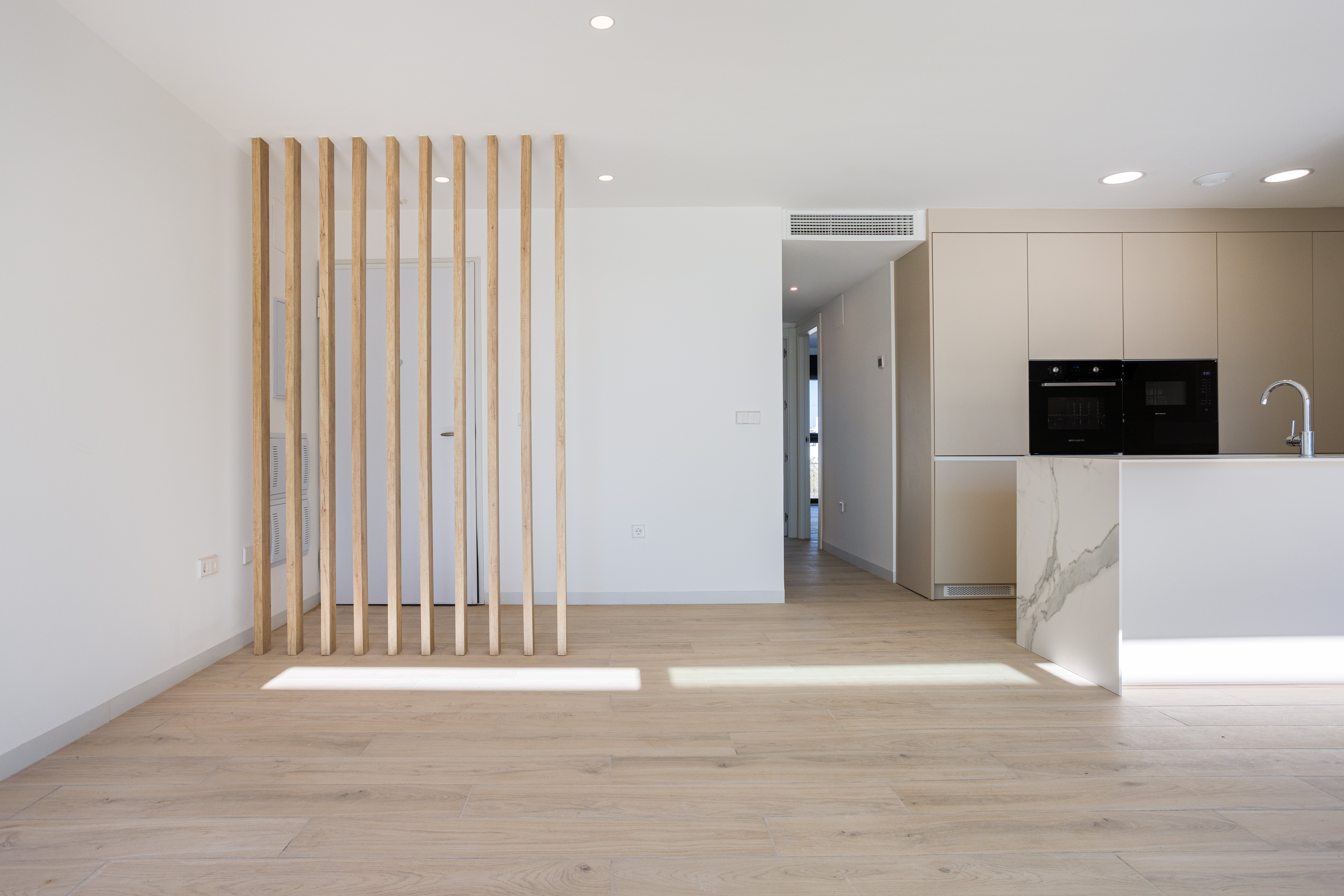 Panneau bois intérieur : une solution pratique pour structurer vos espaces