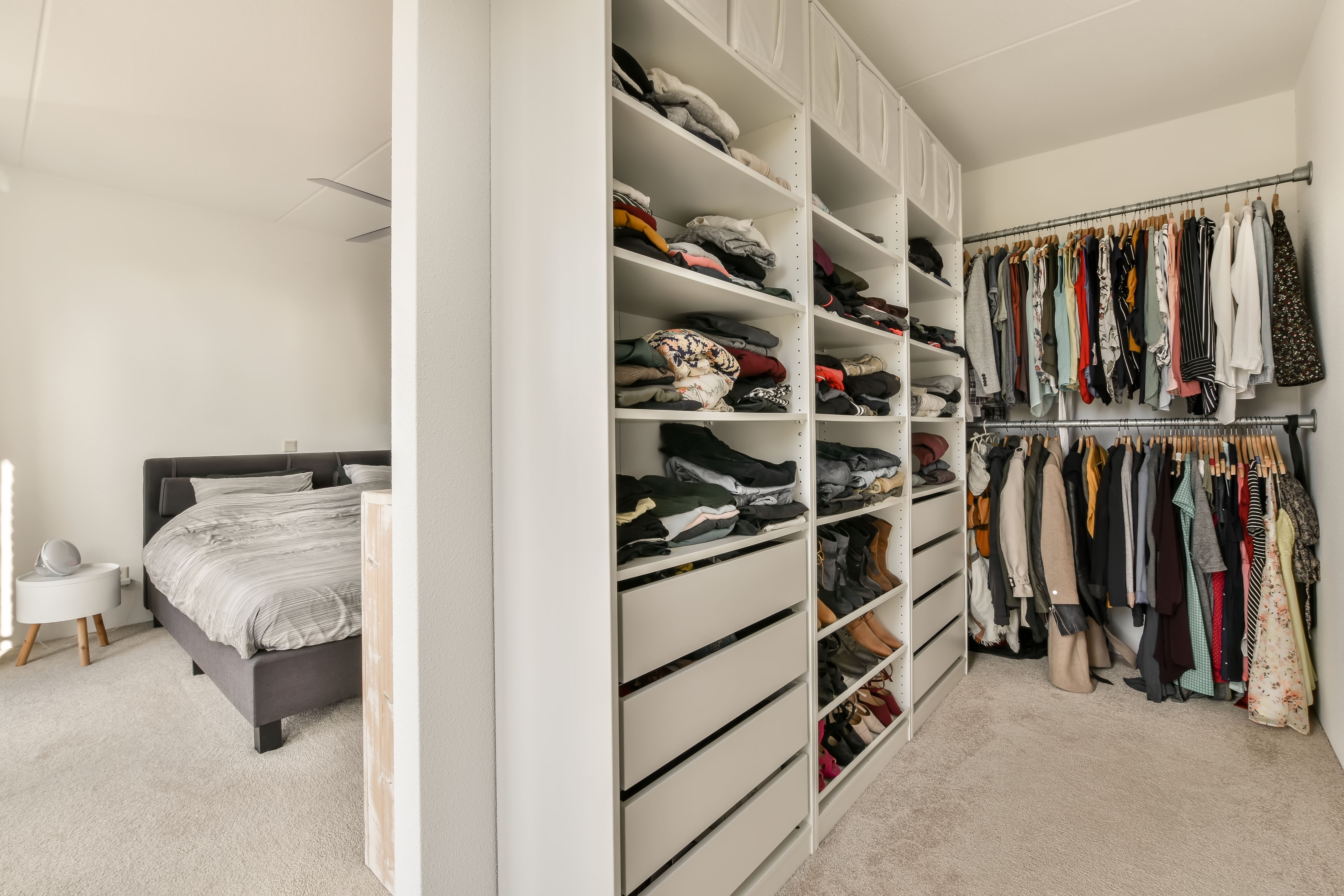 Dressing avec penderie : comment bien le choisir selon votre volume de vêtements ?