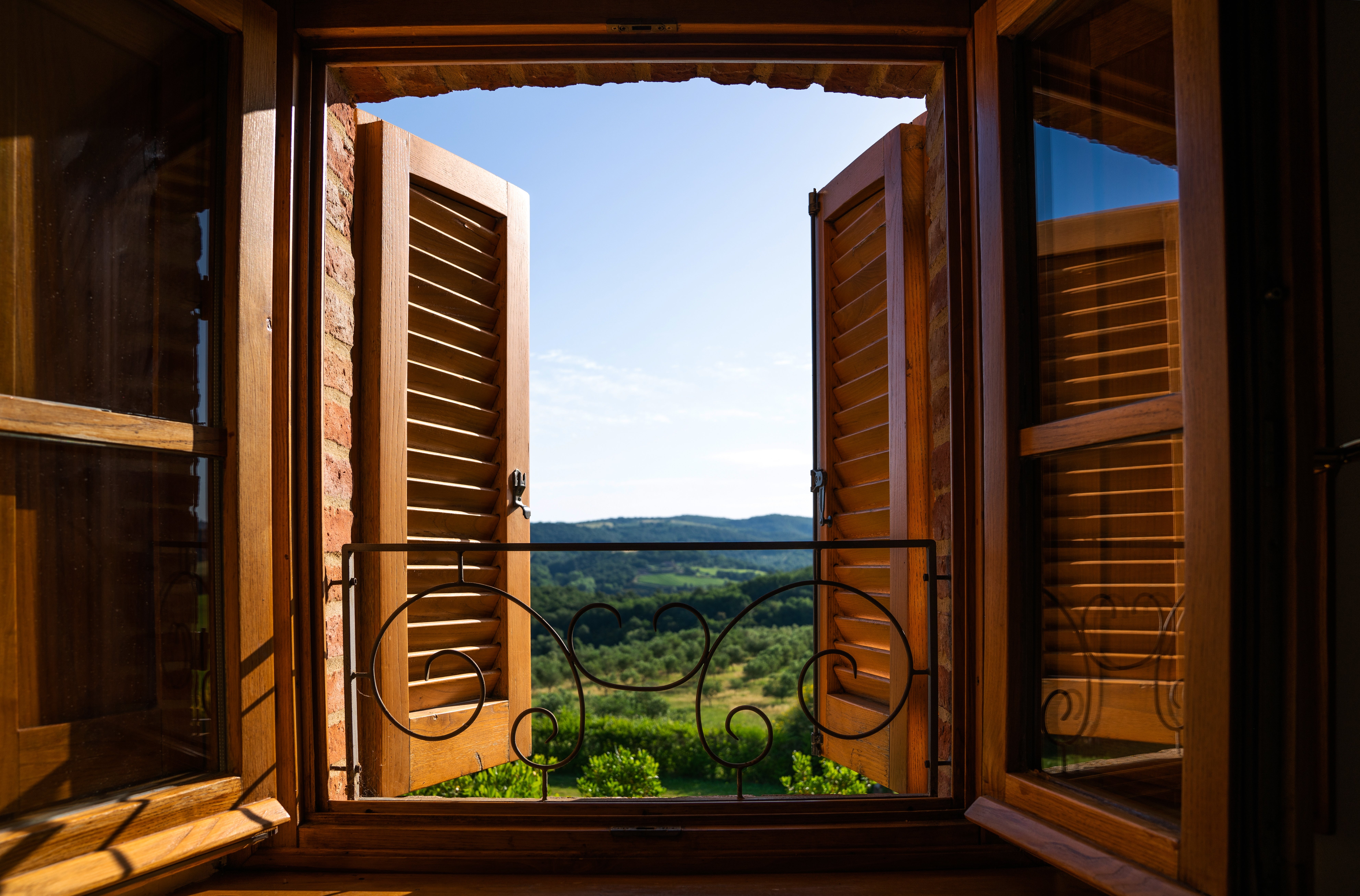 Volet battant en bois : comment apporter du cachet et du confort à votre maison ?
