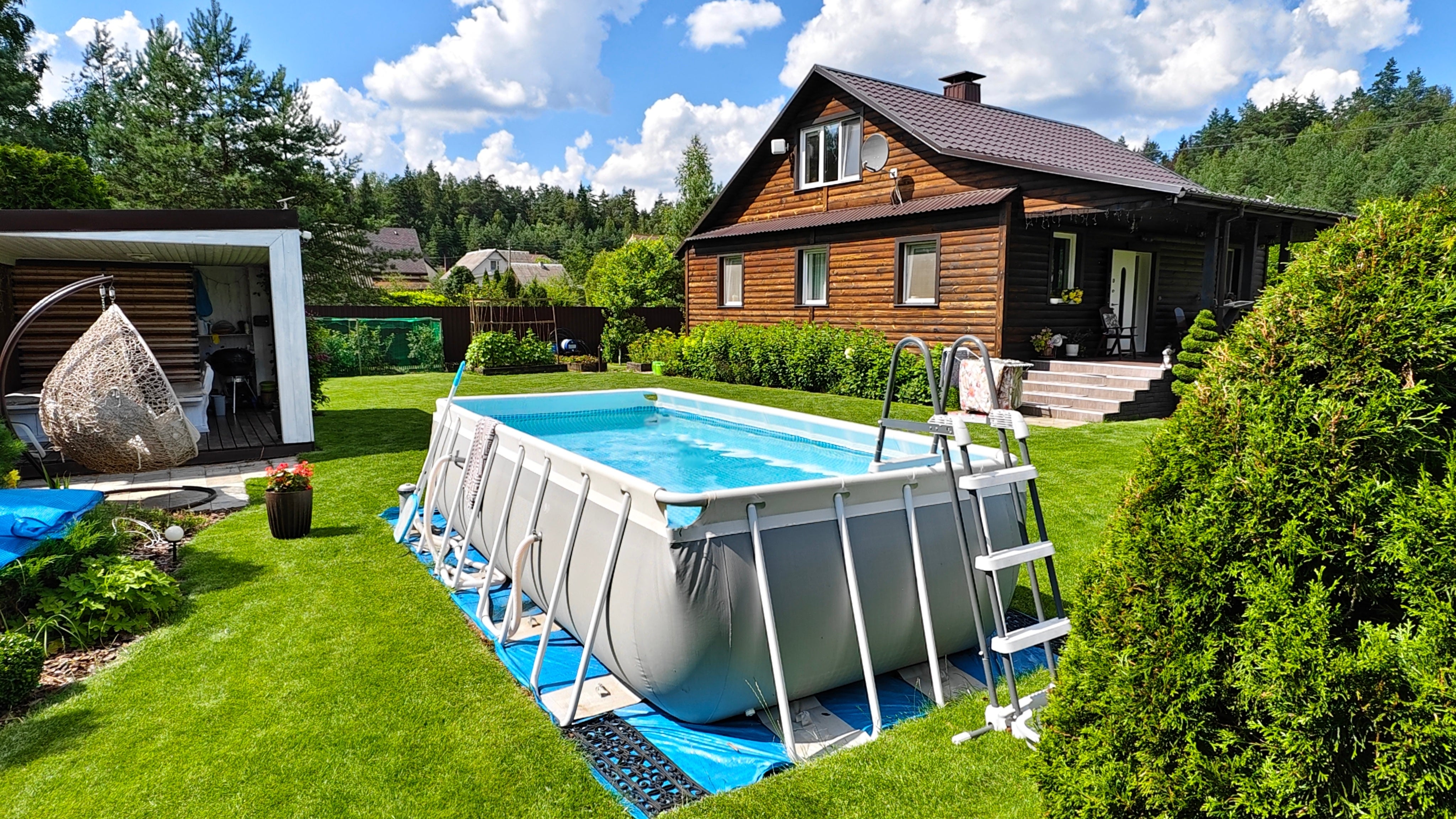 Piscine tubulaire rectangulaire : comment la choisir pour nager et optimiser son jardin ?
