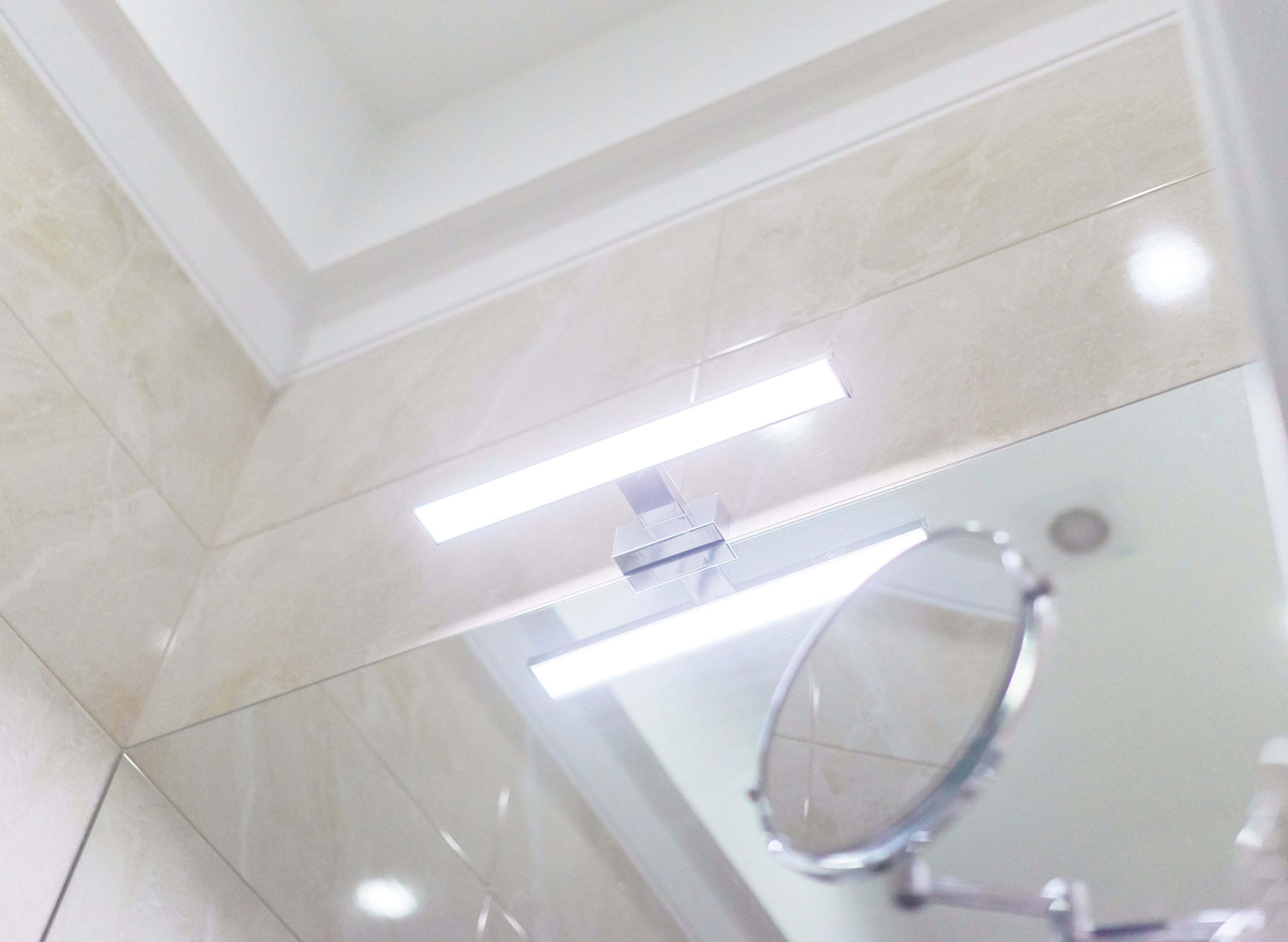 Où positionner une applique de miroir pour un éclairage optimal ?