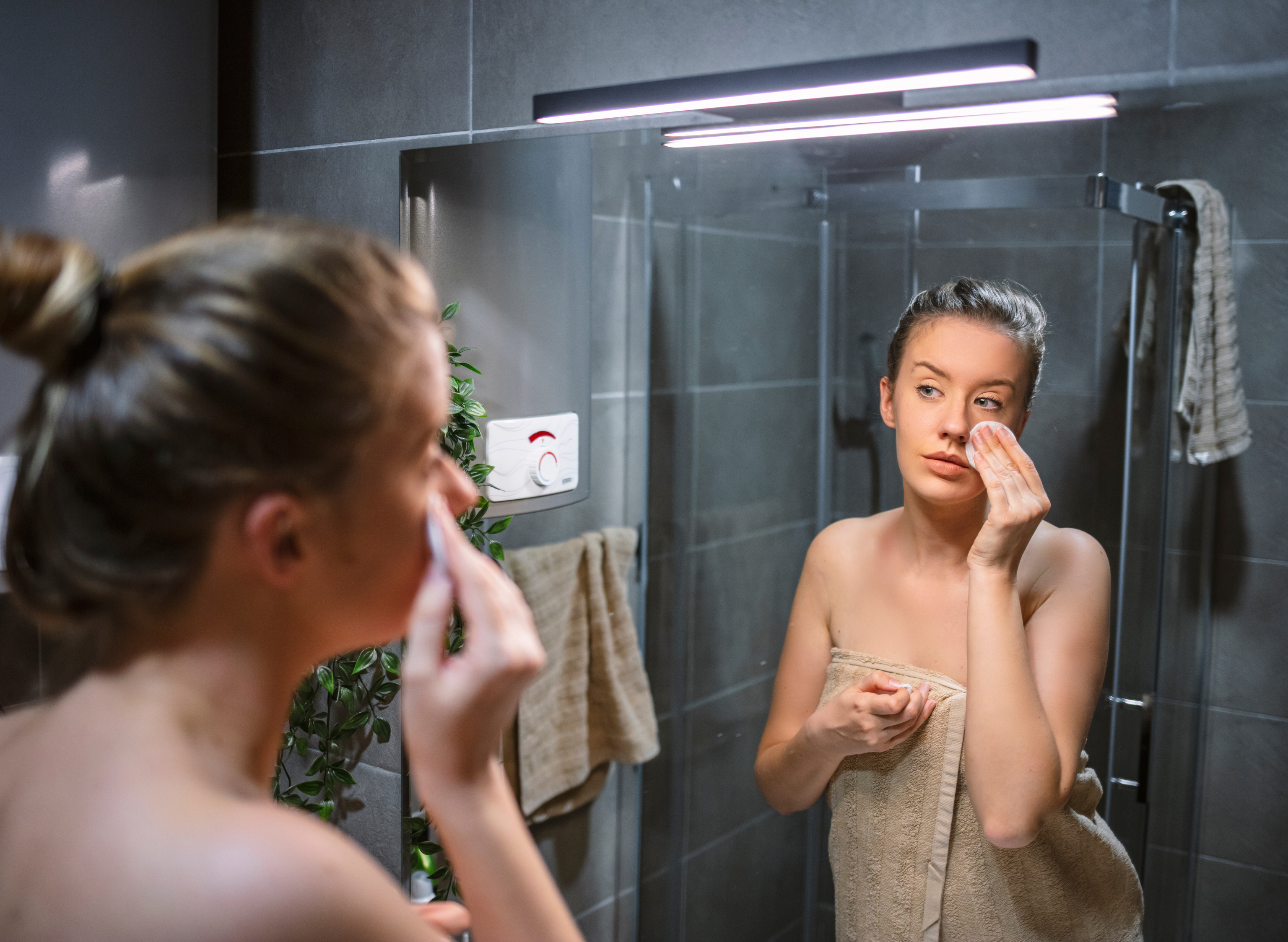Bien choisir son applique de miroir de salle de bain : le guide complet