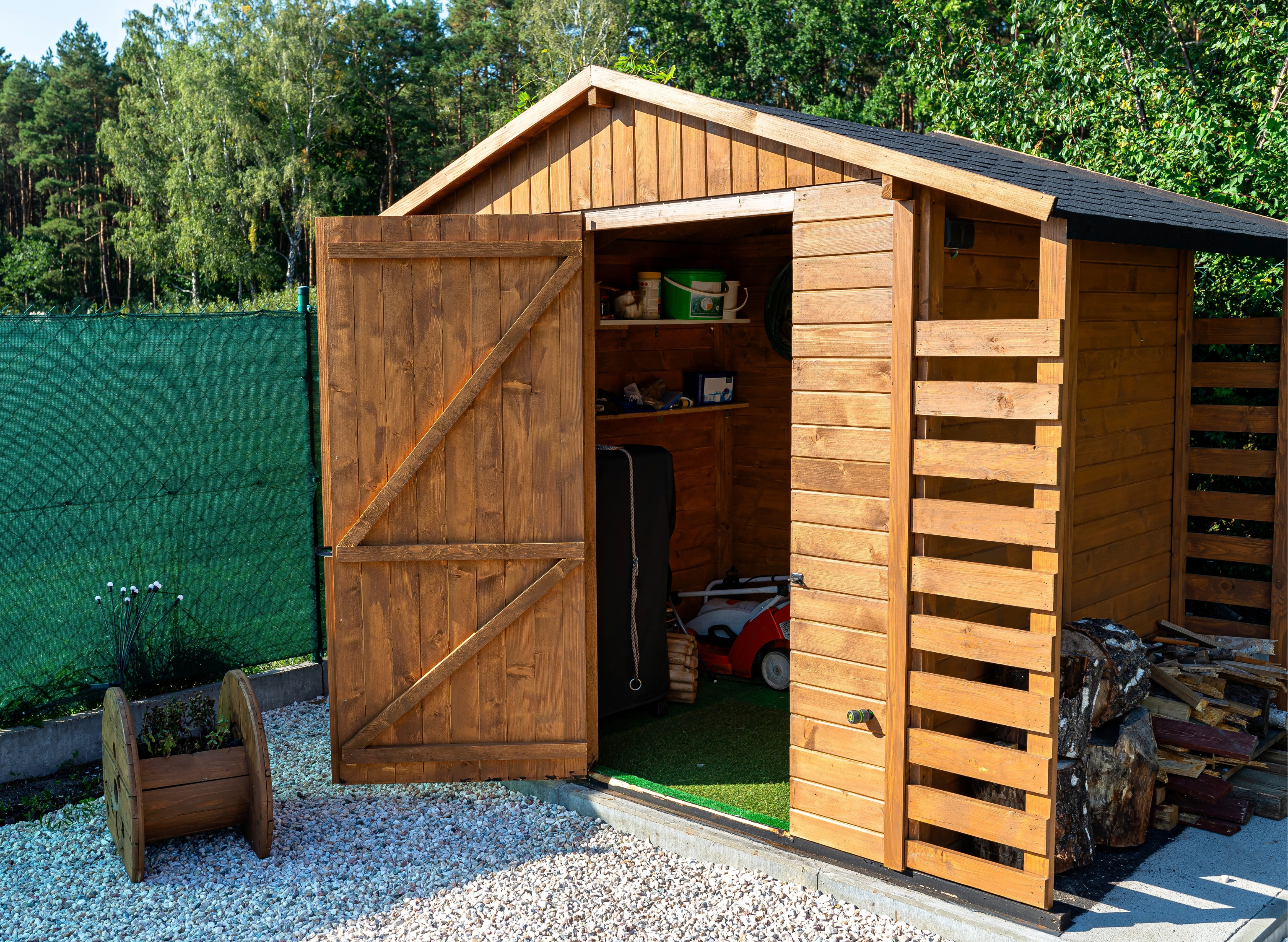 Cabane de jardin en bois : 8 idées pour en faire plus qu'un simple rangement