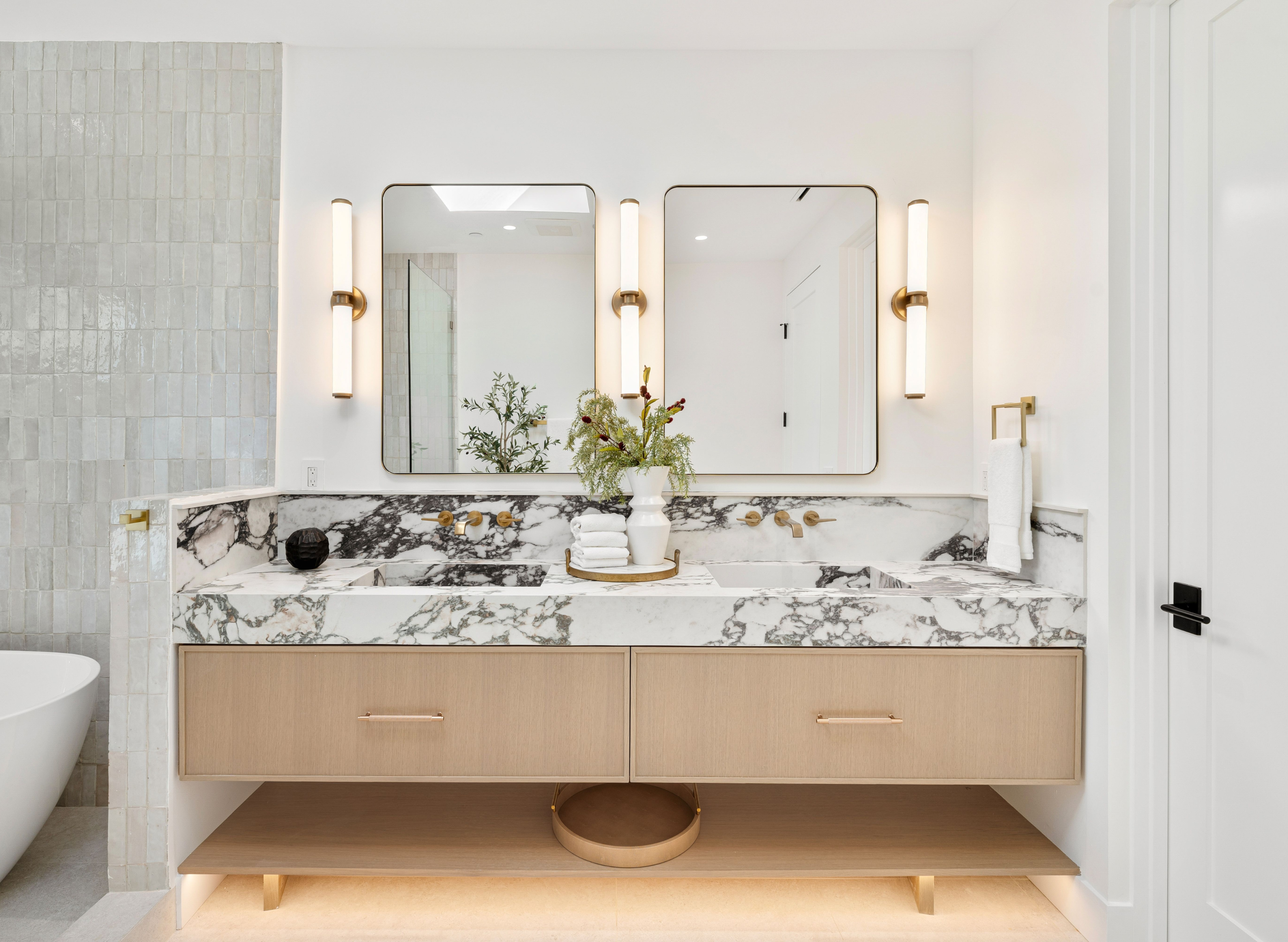 Comment choisir une lampe pour miroir de salle de bain ?