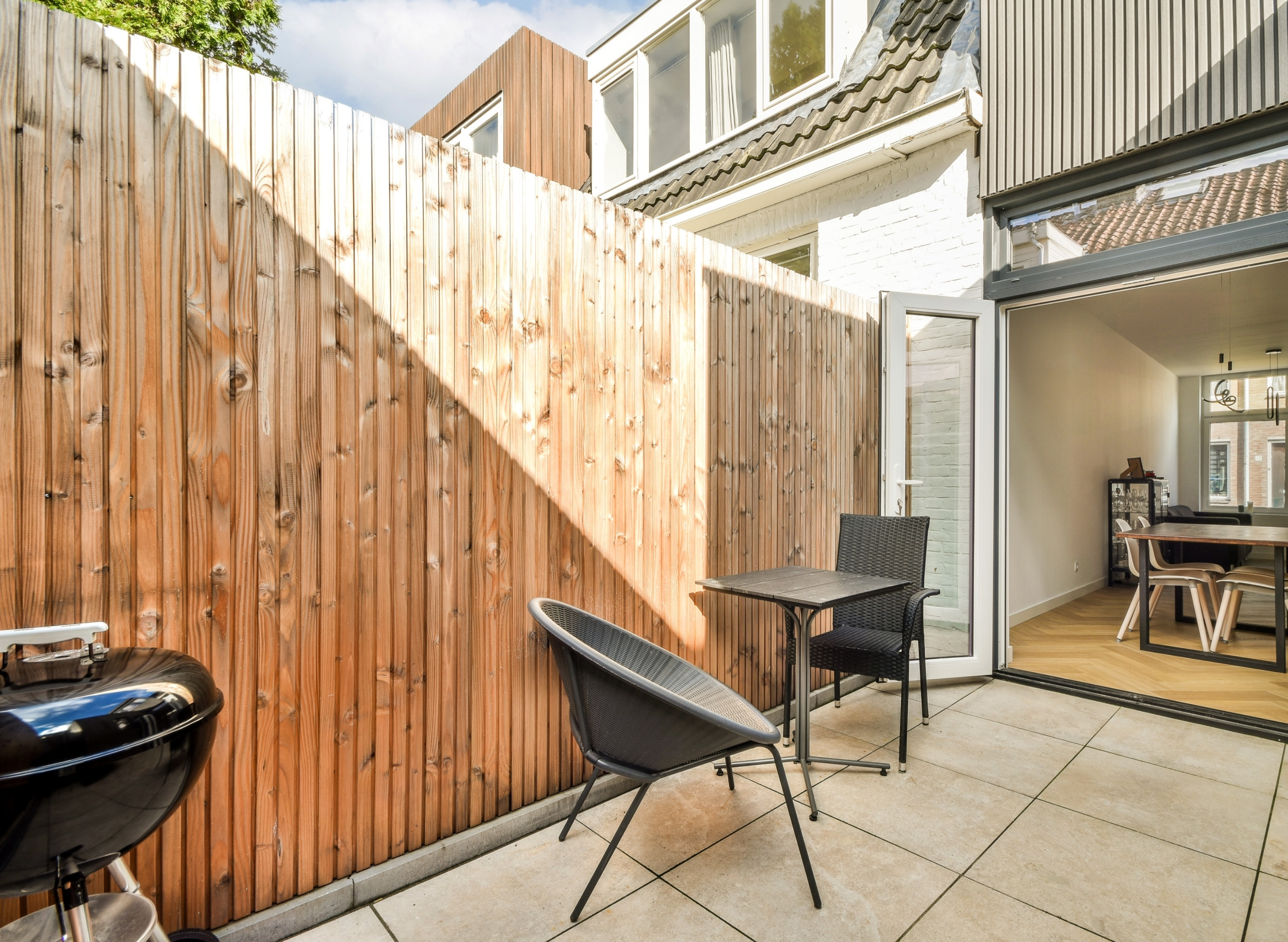 Clôture en bois pour jardin : choix et entretien pour un extérieur esthétique et durable