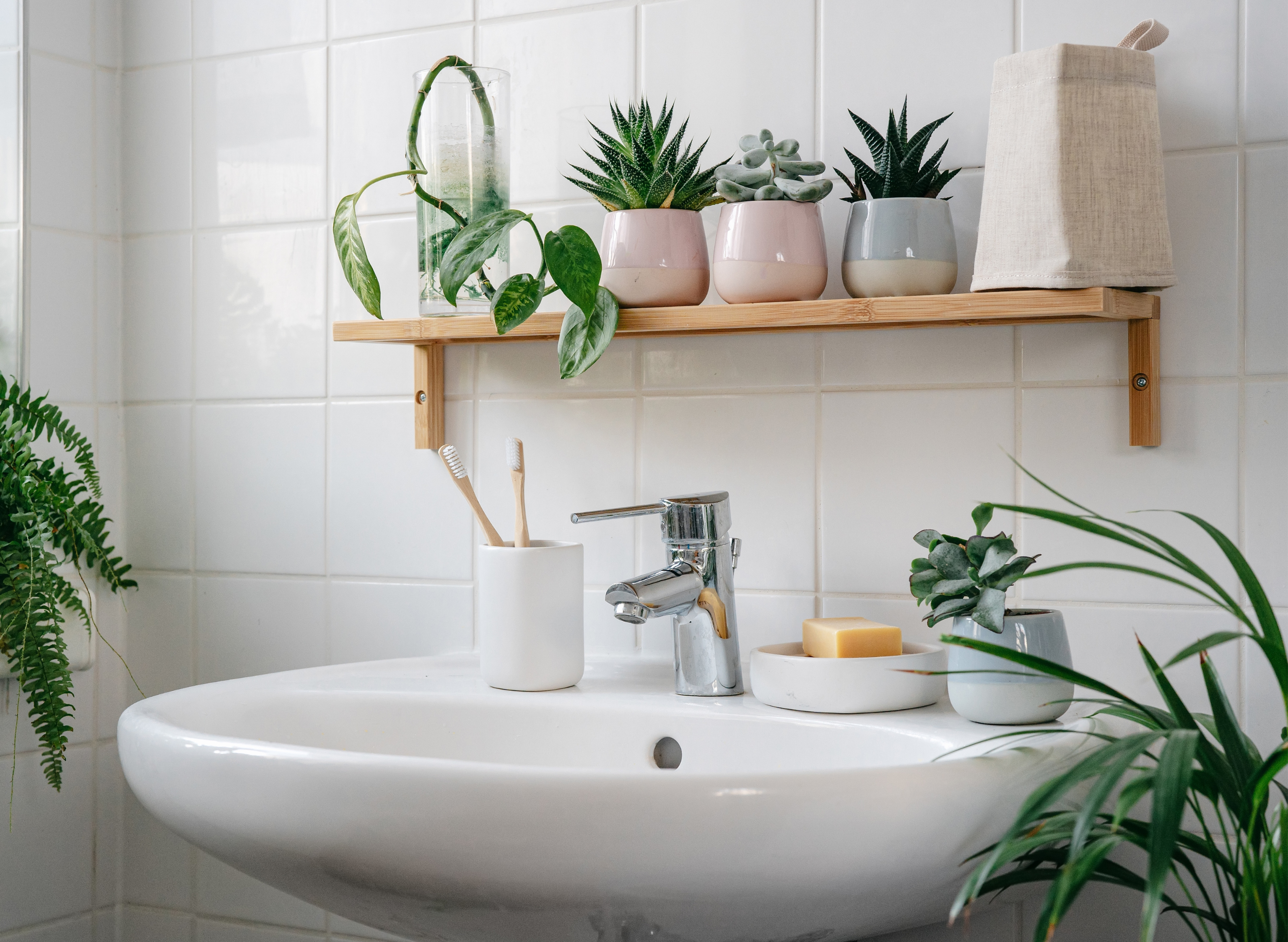 Étagère murale de salle de bain : trouvez le modèle idéal résistant à l’humidité