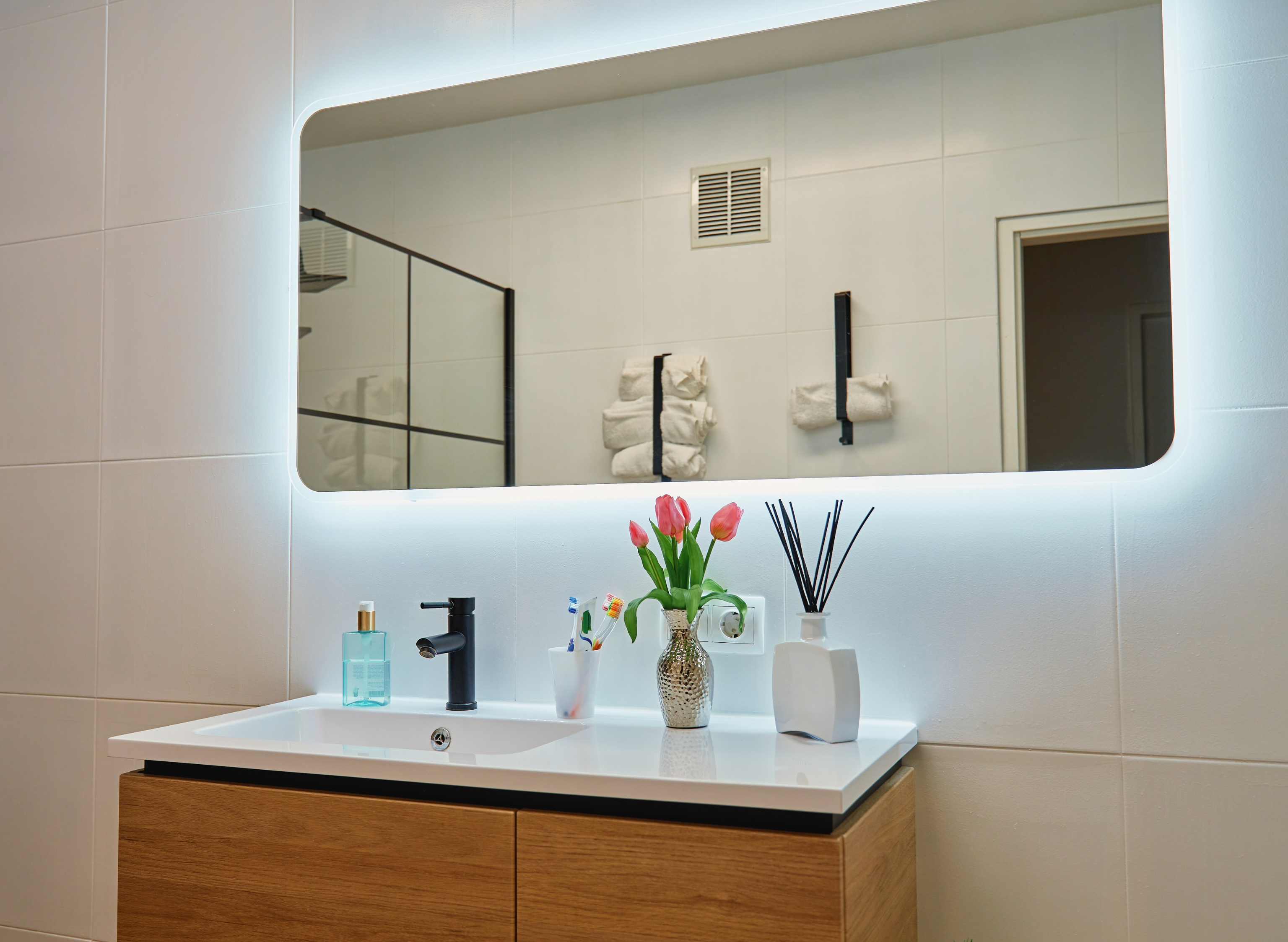 Quel éclairage LED choisir pour son miroir de salle de bain : guide complet pour bien s'éclairer au quotidien