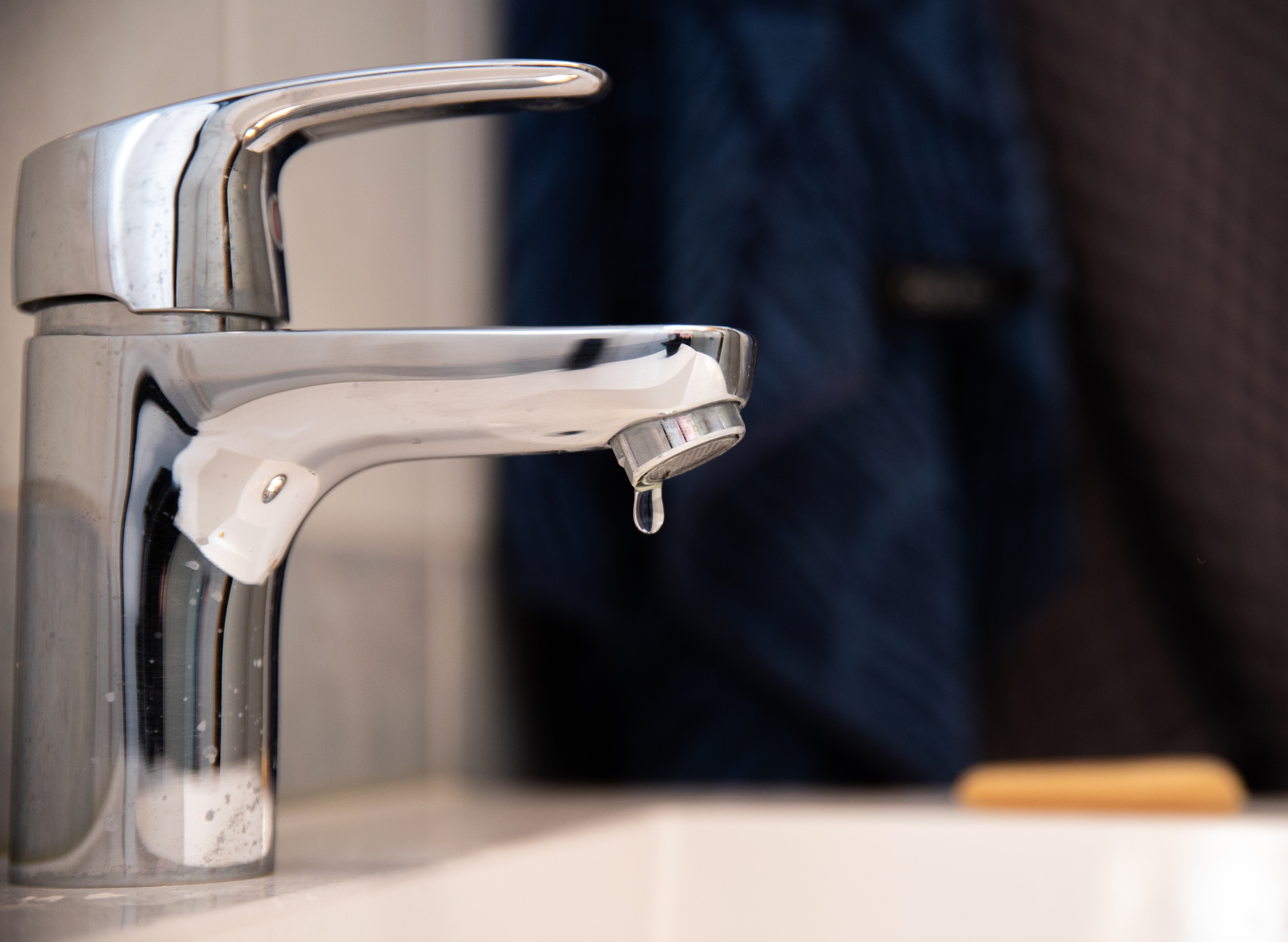 Robinet qui fuit : le guide SOS pour stopper le goutte-à-goutte sans vous ruiner