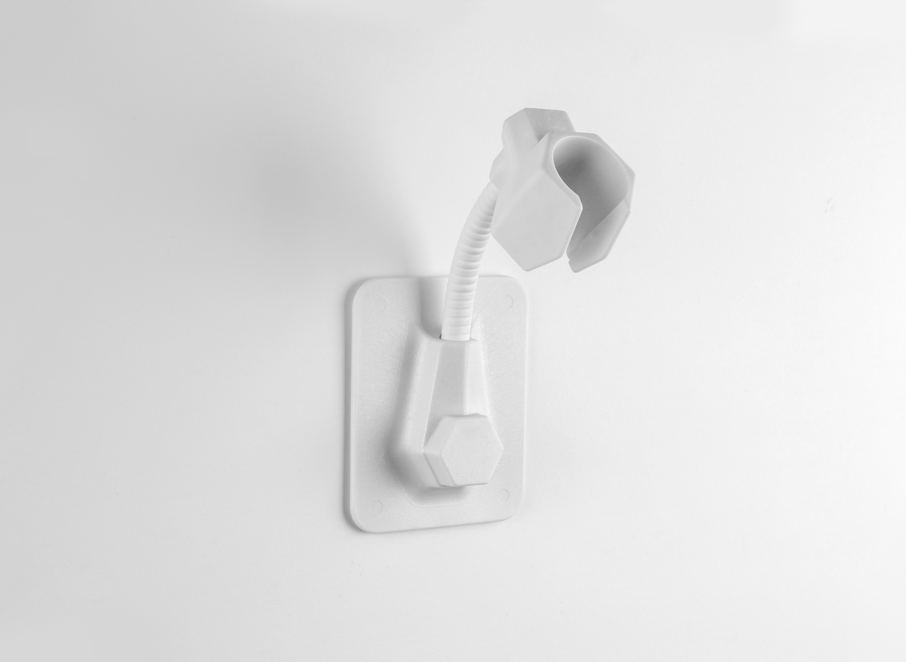 Peut-on remplacer un support de douche sans percer le mur ?