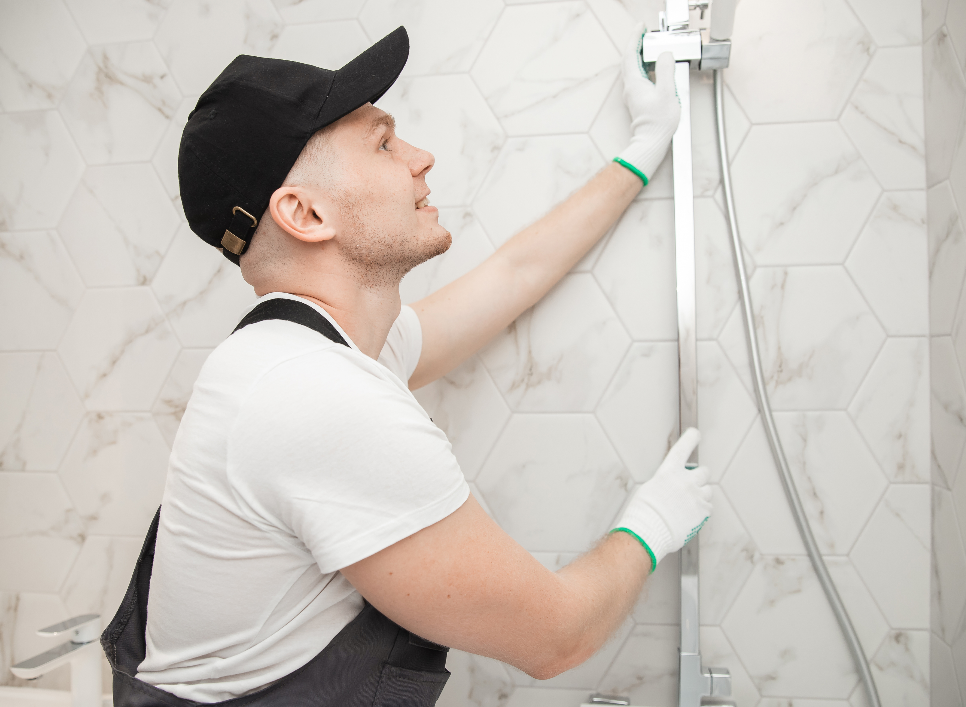 Comment remplacer un support de douche cassé ?