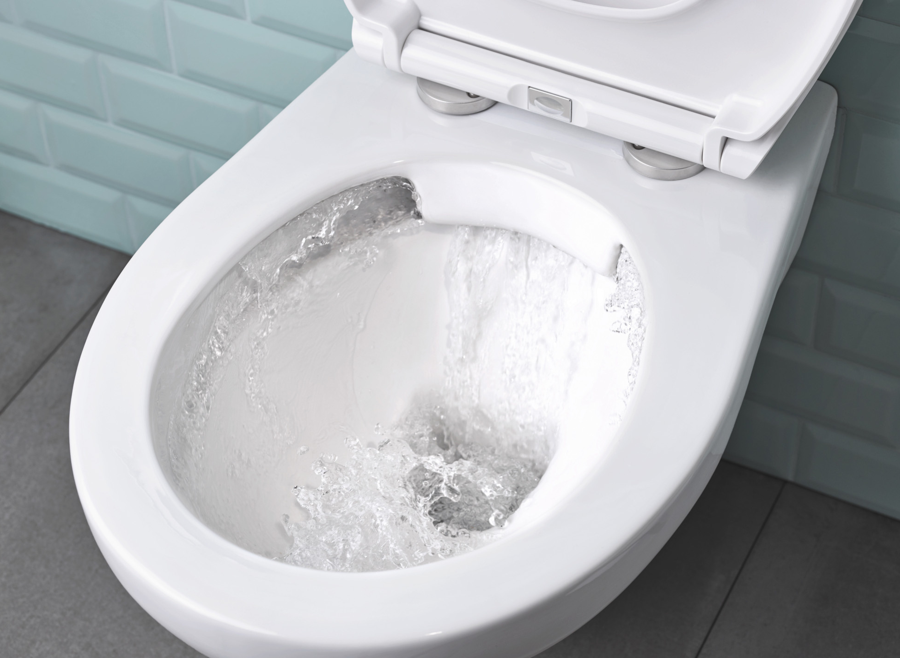 Chasse d’eau qui coule : l’erreur invisible qui vous coûte 150€ par an (et comment la réparer)