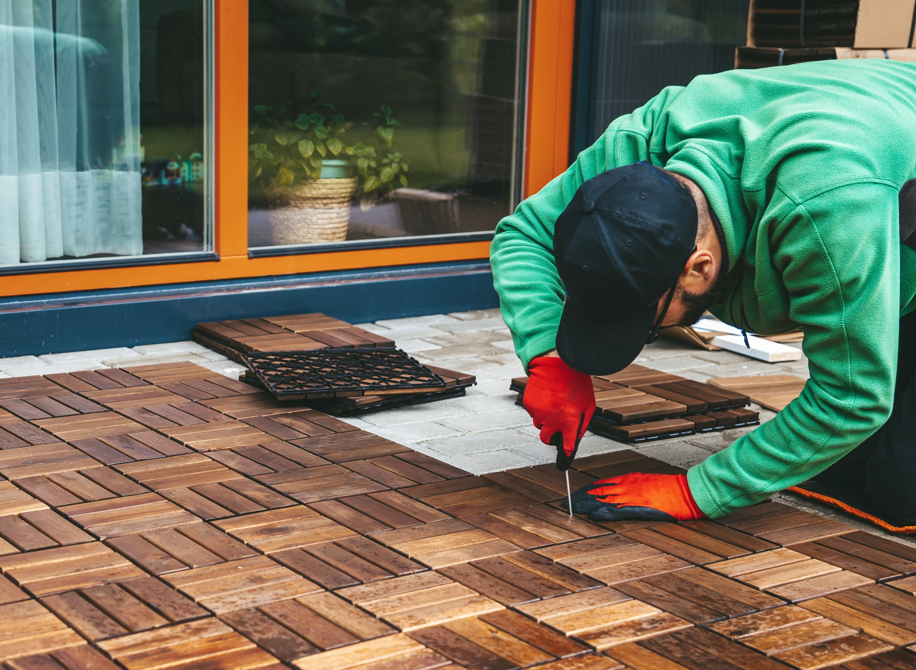 Comment poser des dalles en bois sur une terrasse ?