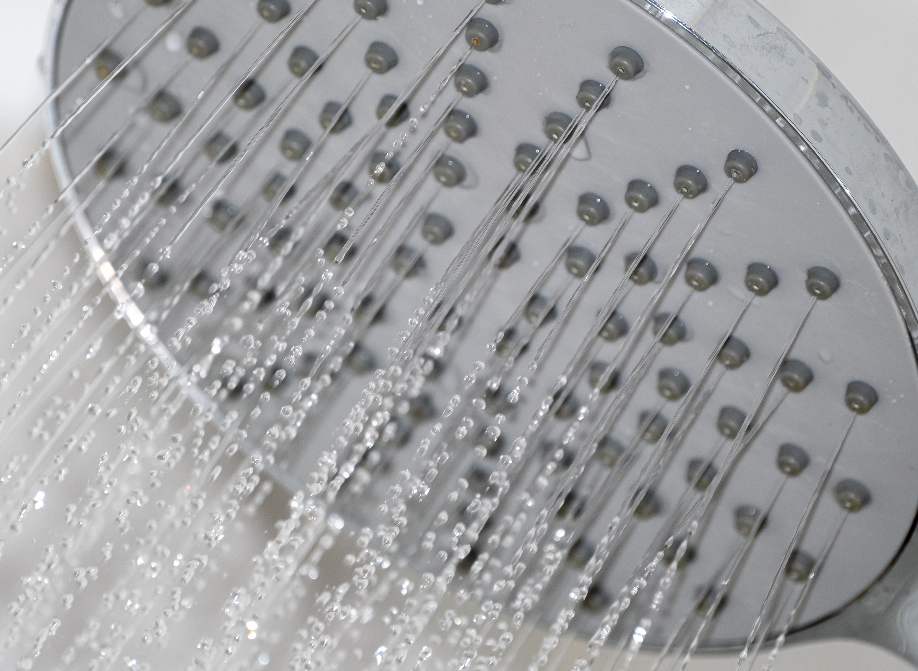 Jet de douche bouché ou robinet entartré : que faire pour retrouver un débit parfait ?