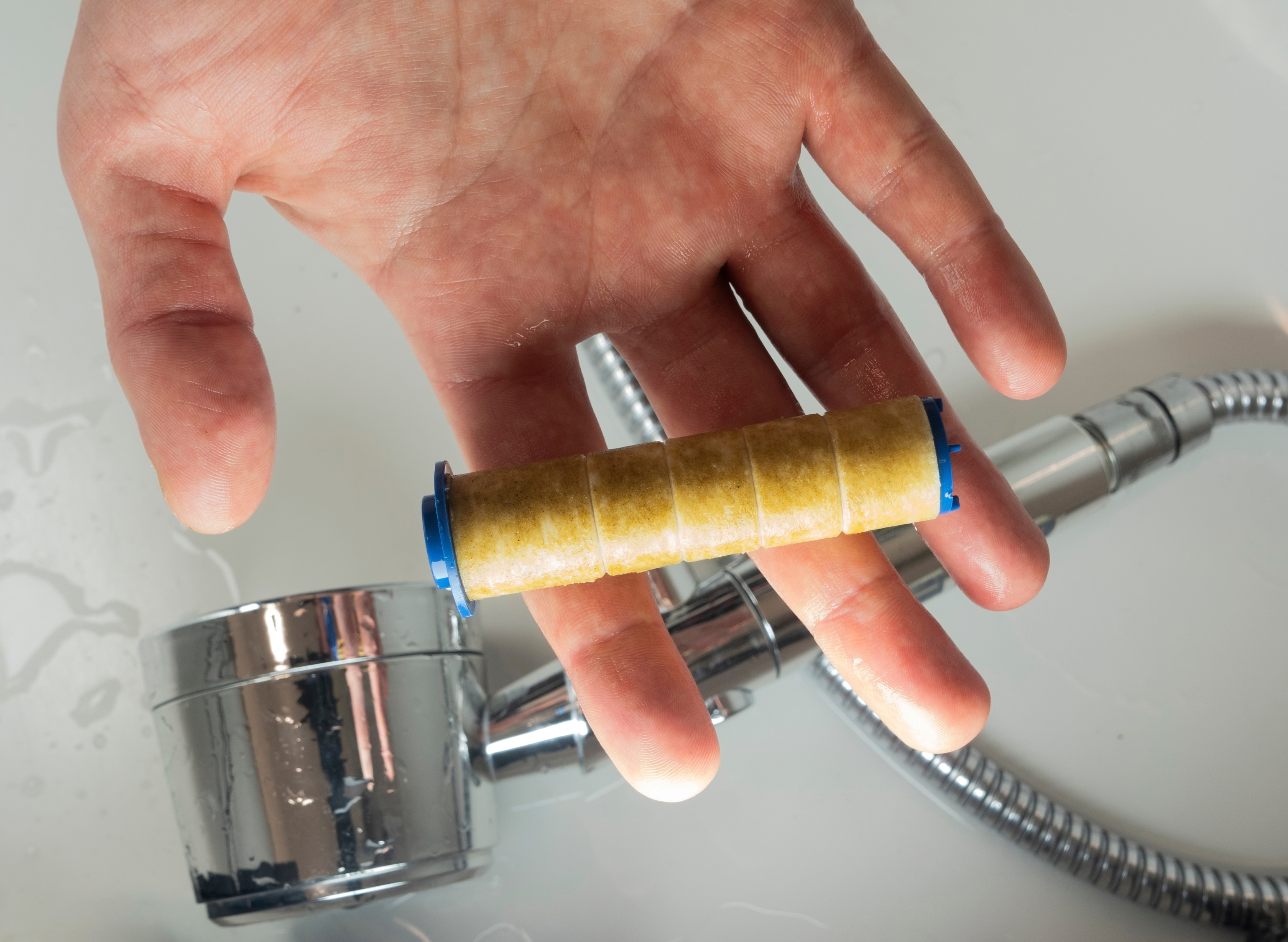 Quelle différence entre un filtre de douche et un adoucisseur d’eau ?