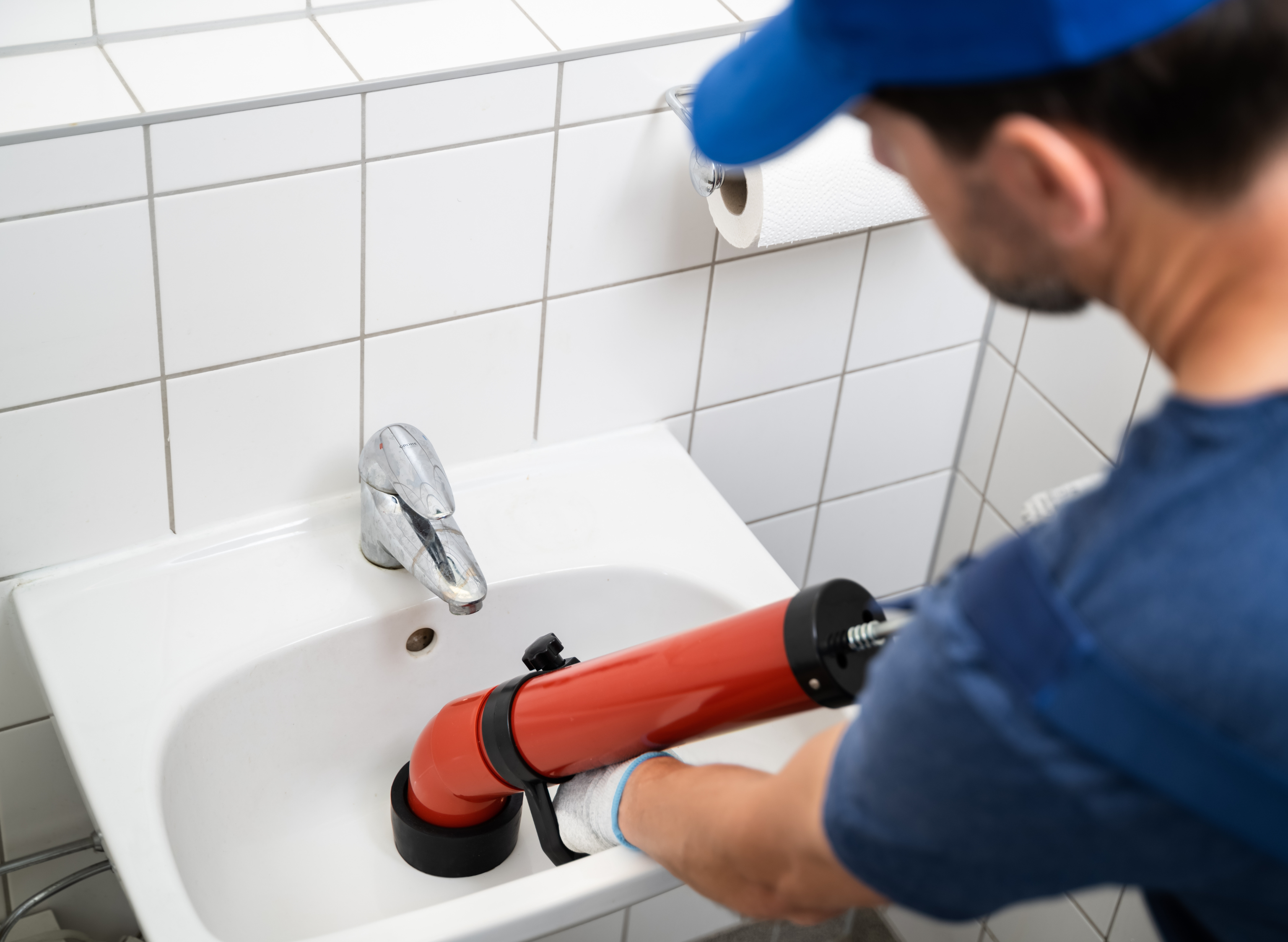 Lavabo bouché ou mauvaises odeurs : comment intervenir sans tout inonder ?