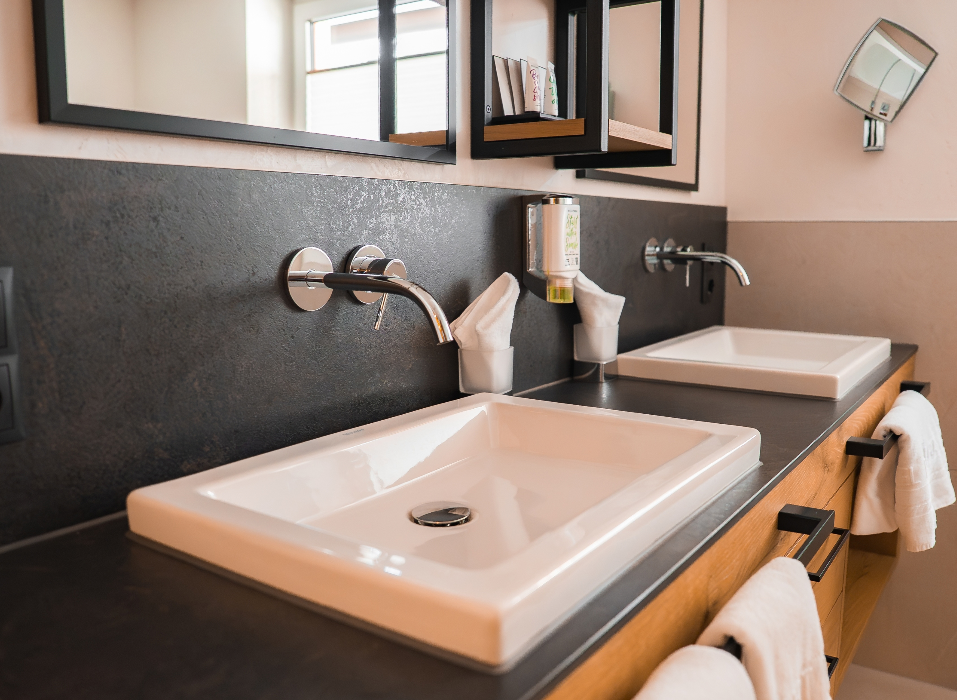 Quel type de meuble bois et noir choisir selon la taille de la salle de bain ?