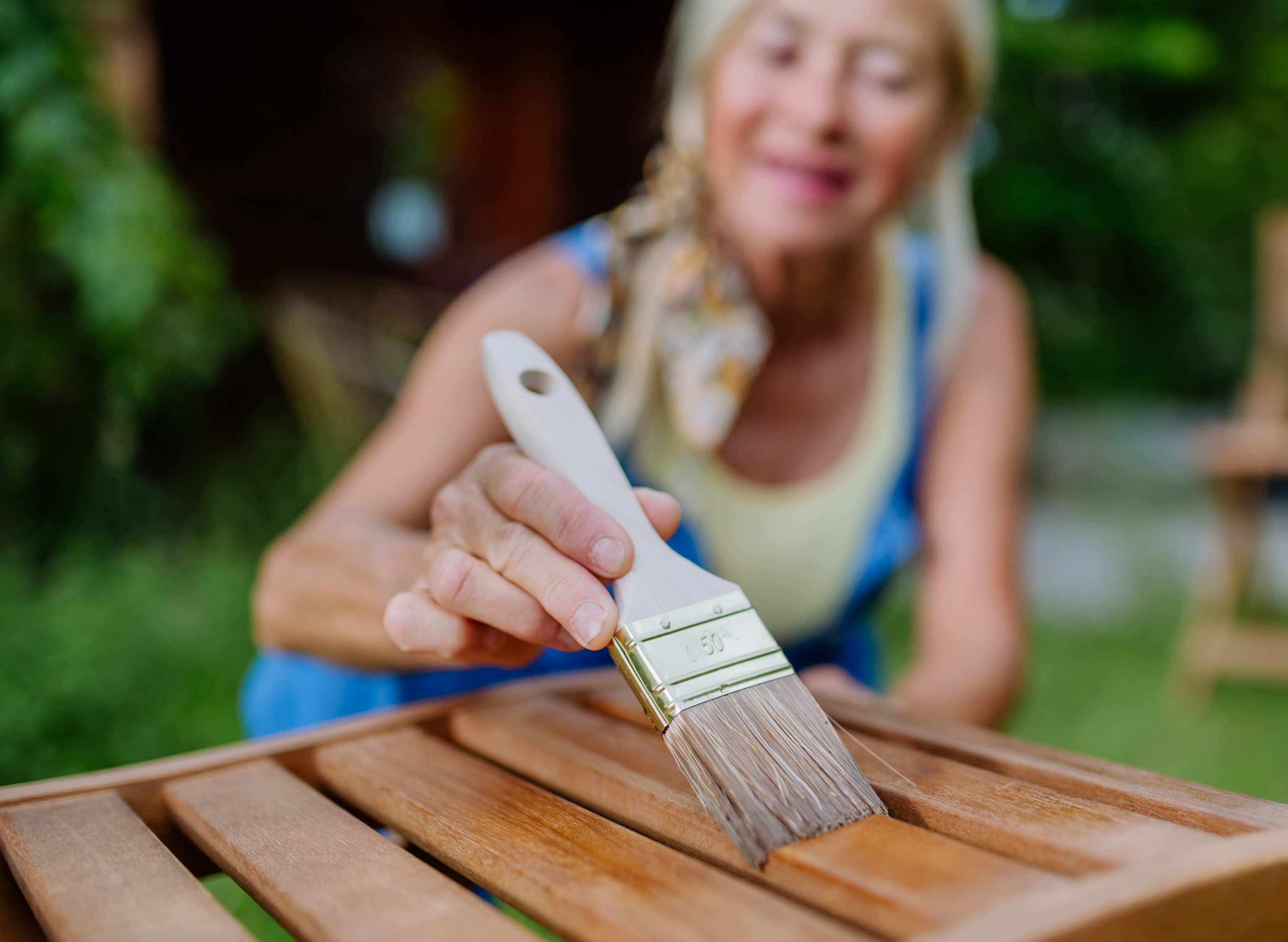 Comment nettoyer son mobilier de jardin ? Méthodes par matériaux et conseils d’entretien