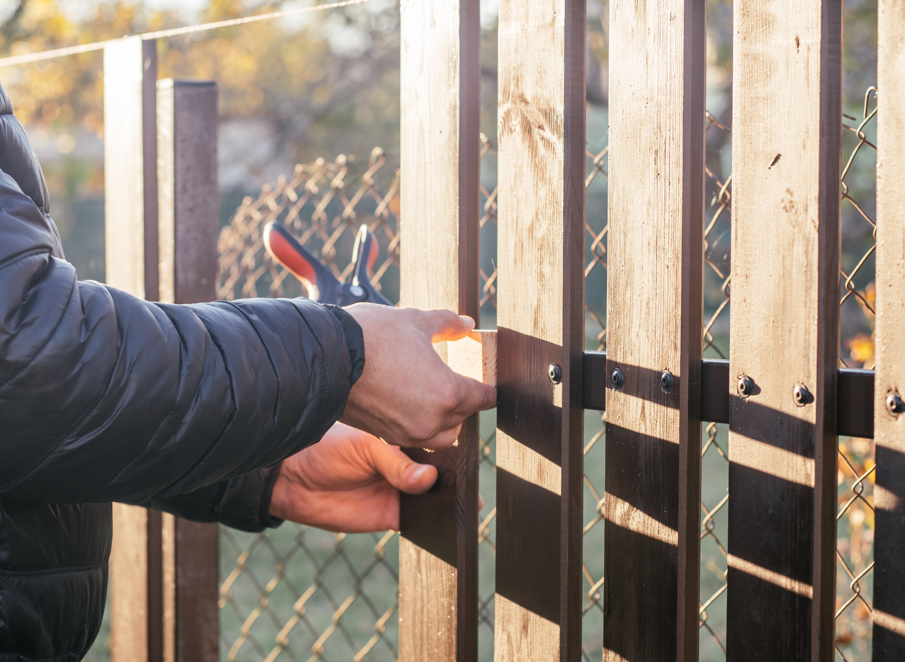 Comment fixer un panneau bois sur un grillage : solutions pour habiller et occulter votre clôture