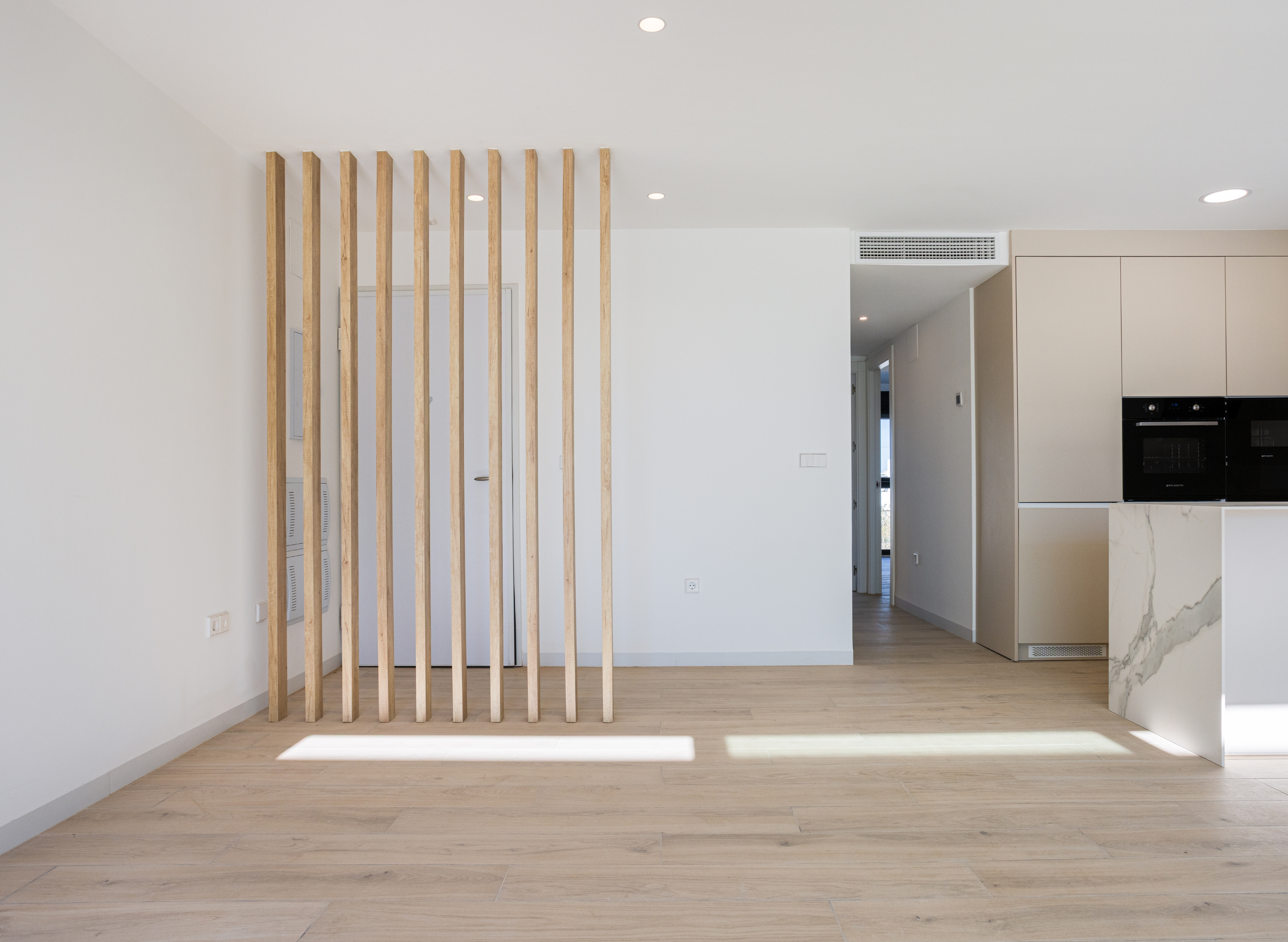 Panneau bois intérieur : une solution pratique pour structurer vos espaces