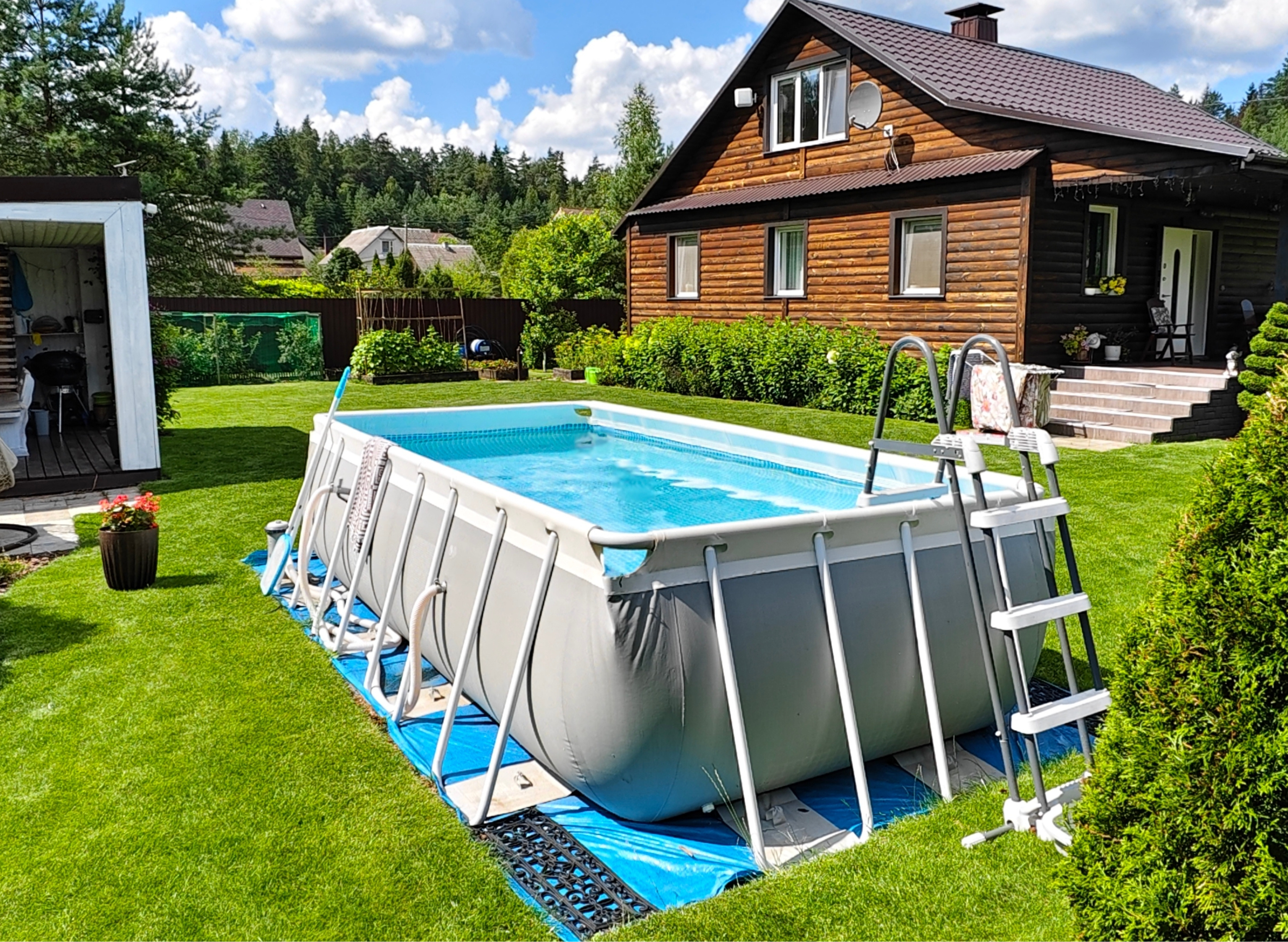 Piscine tubulaire rectangulaire : comment la choisir pour nager et optimiser son jardin ?