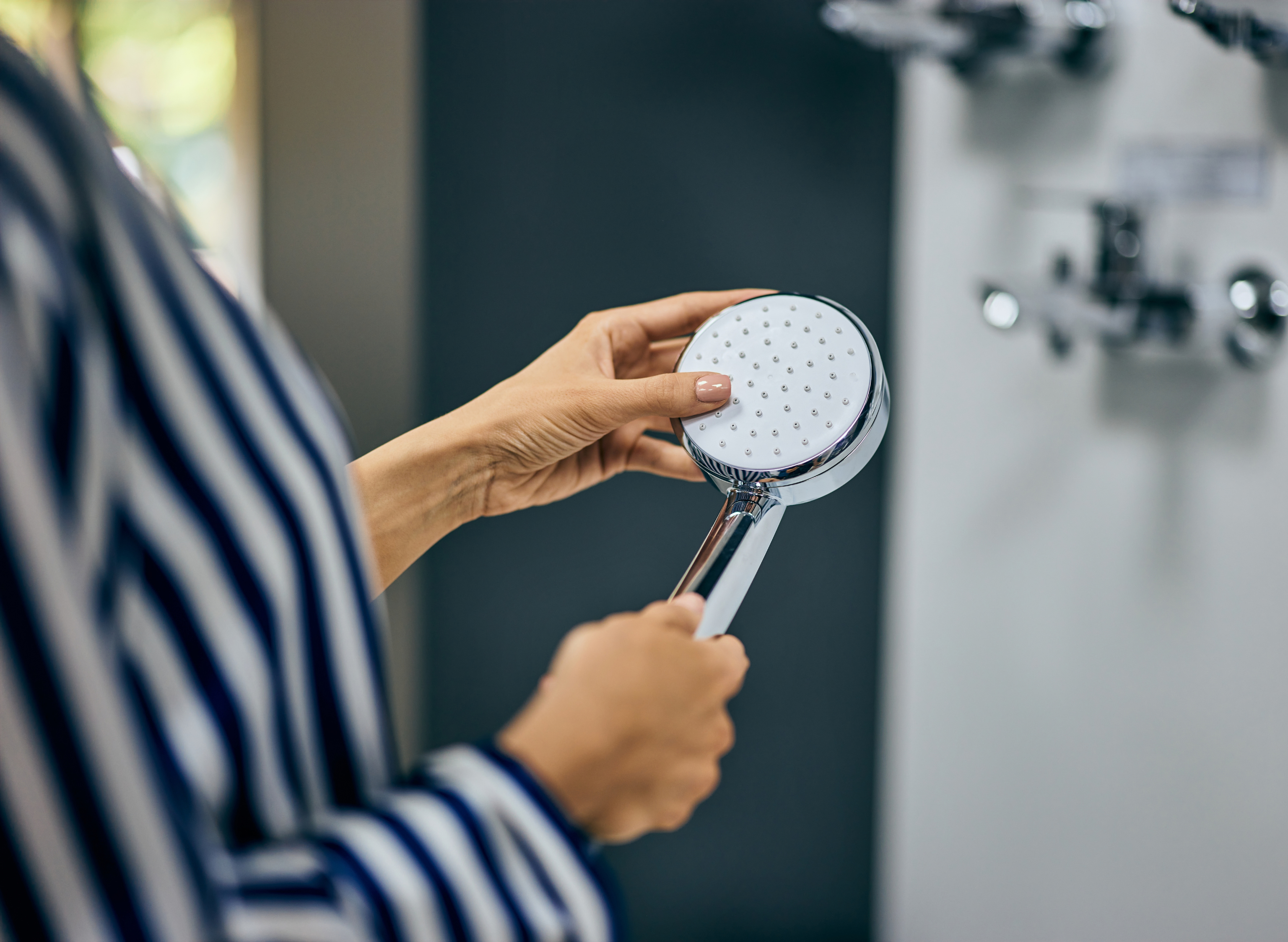 Pommeau de douche avec stop eau : comment choisir un modèle économique et confortable ?