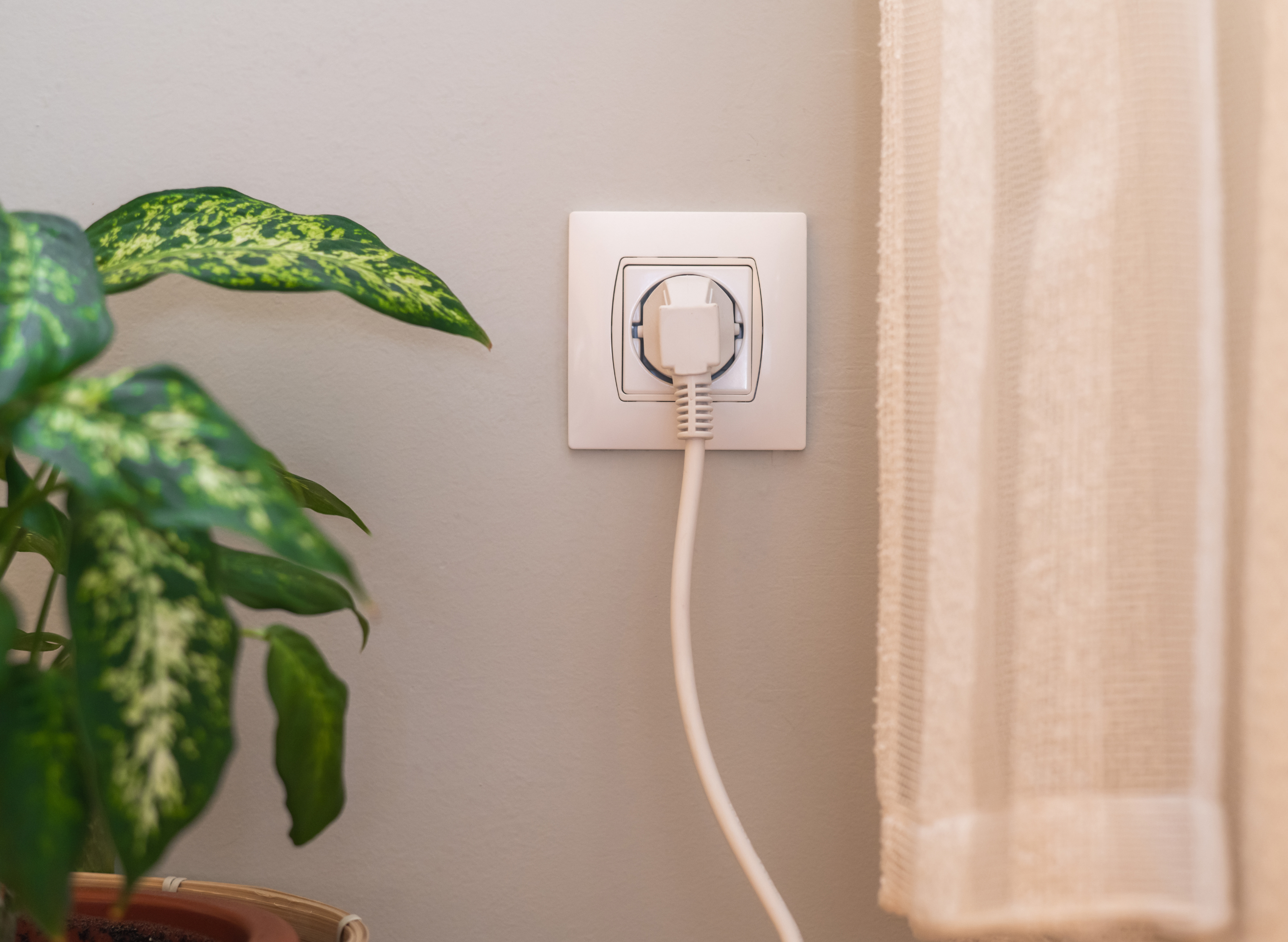Prise électrique qui grésille : que faire et comment la remplacer en sécurité ?