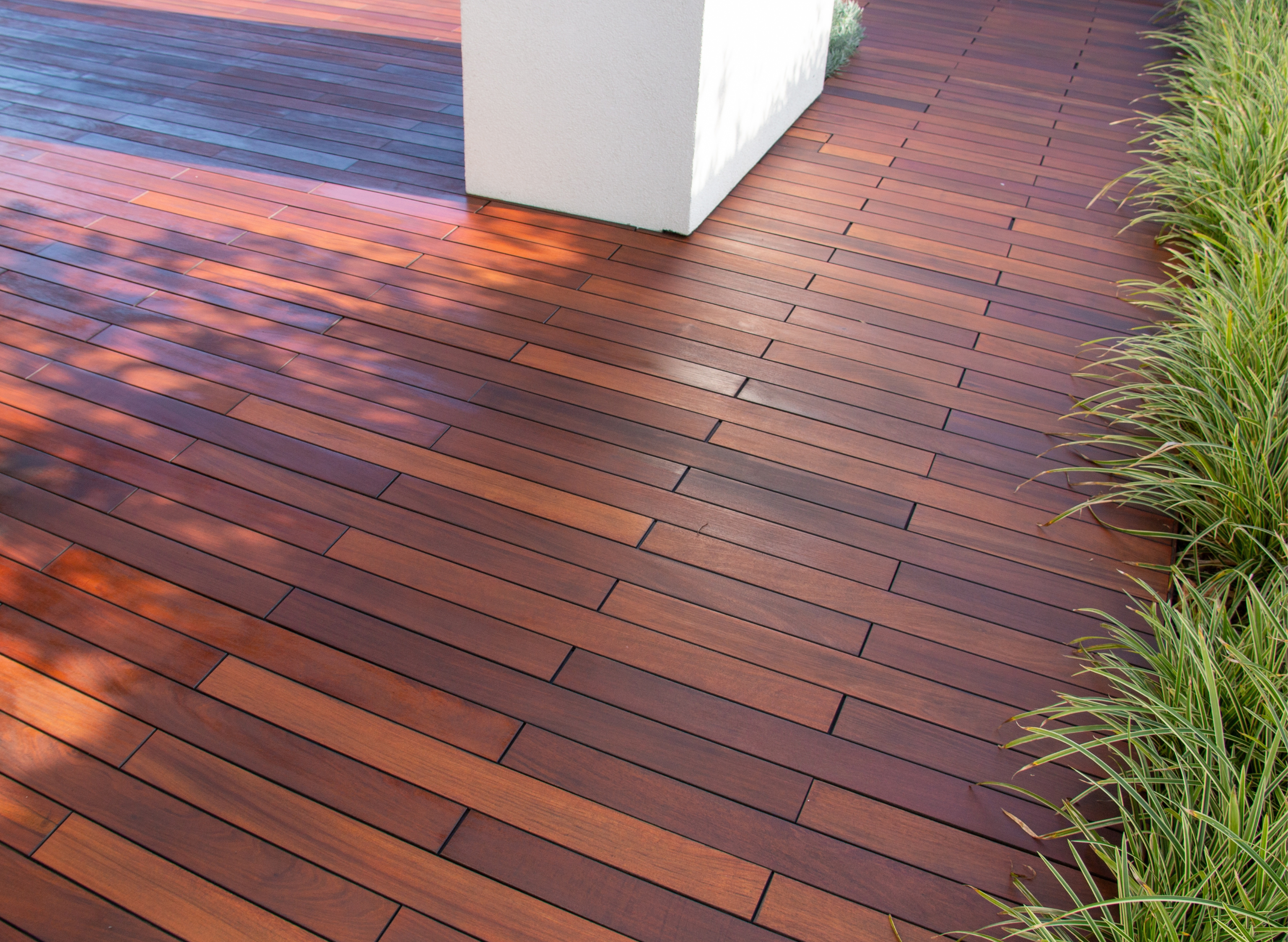 Saturateur bois exotique : comment le choisir et l’appliquer sur votre terrasse ?