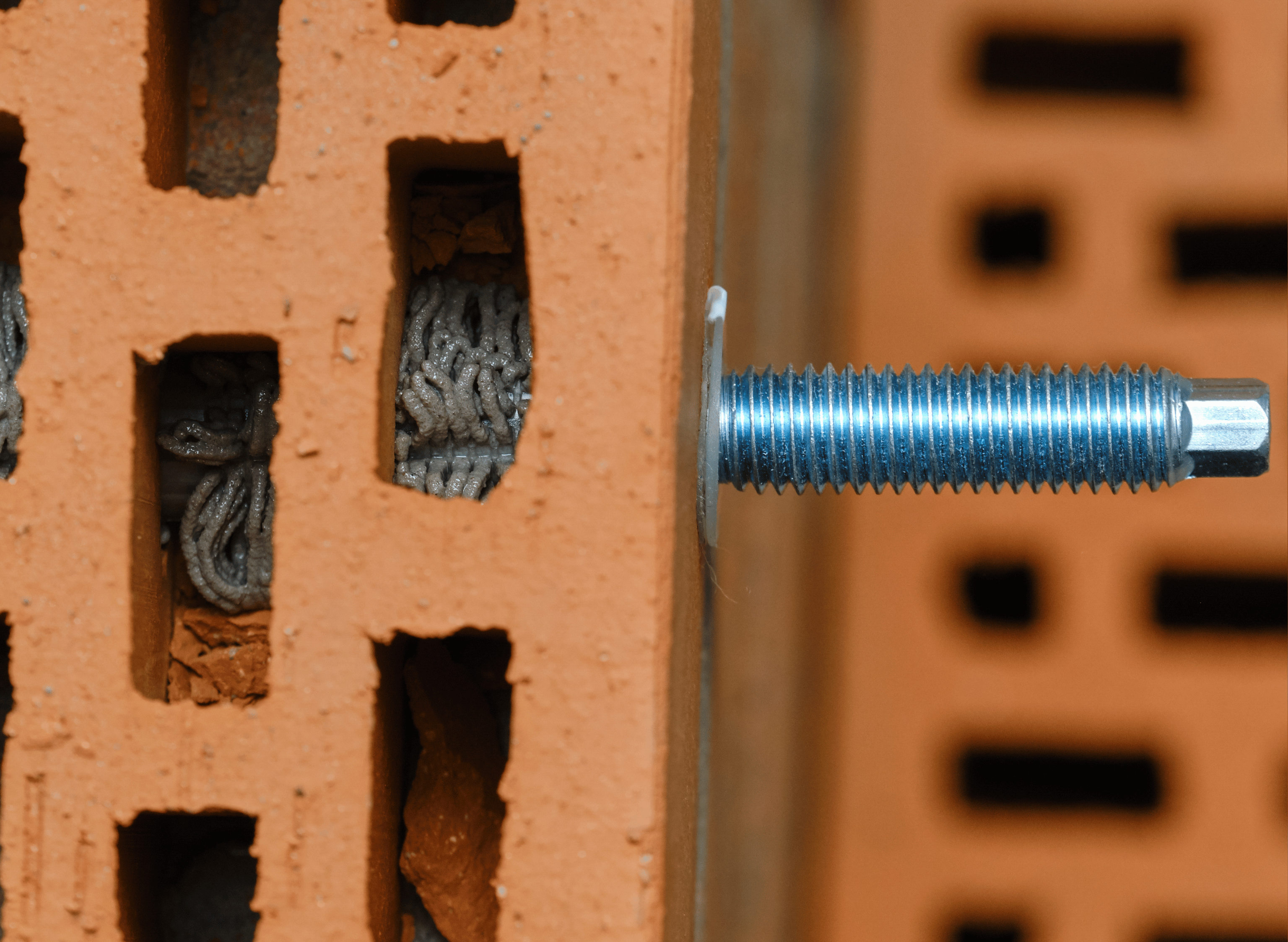 Comment faire un scellement chimique étape par étape ?