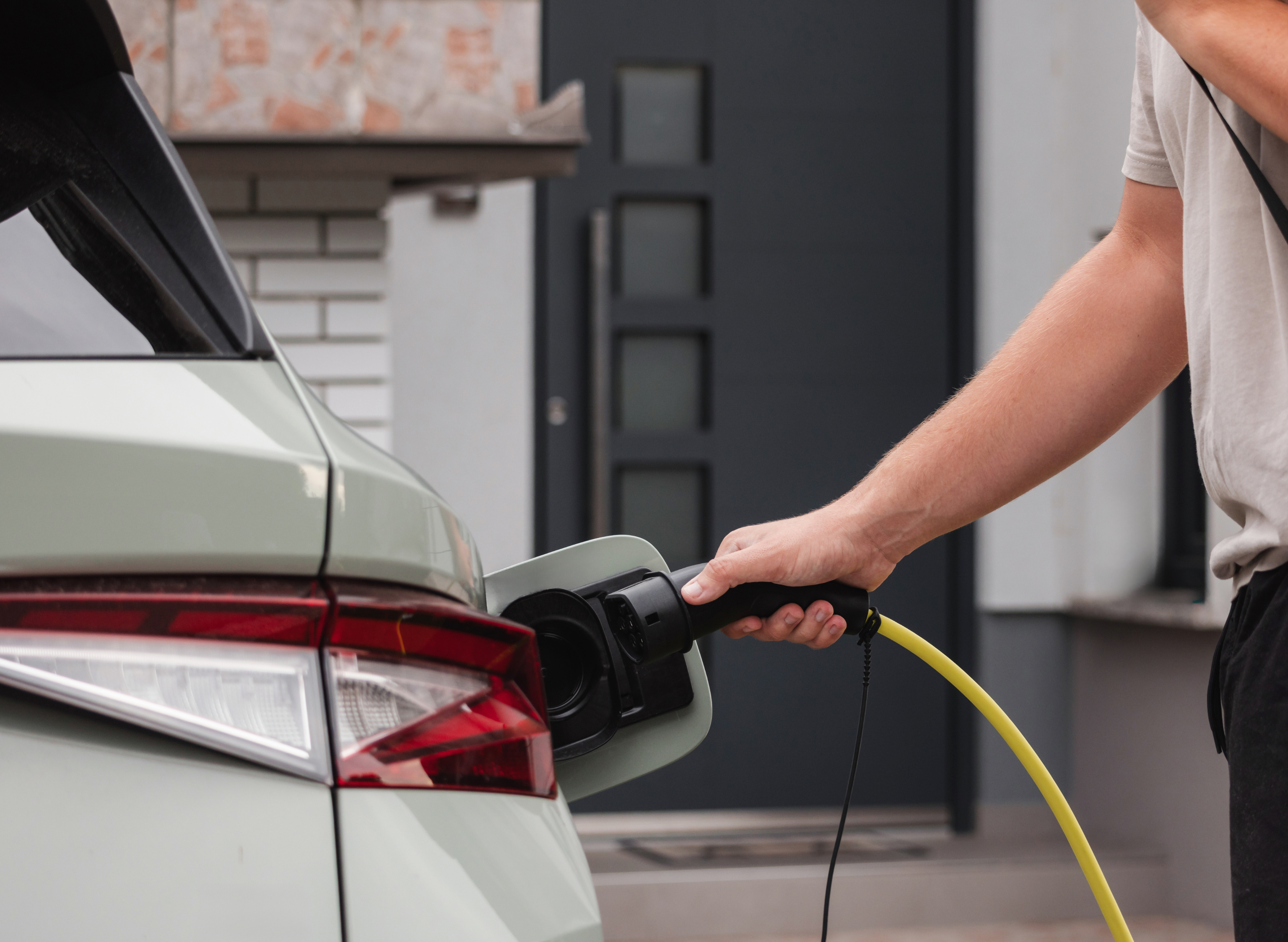 Recharge de voiture électrique à domicile : Pourquoi et comment adopter la prise renforcée ?