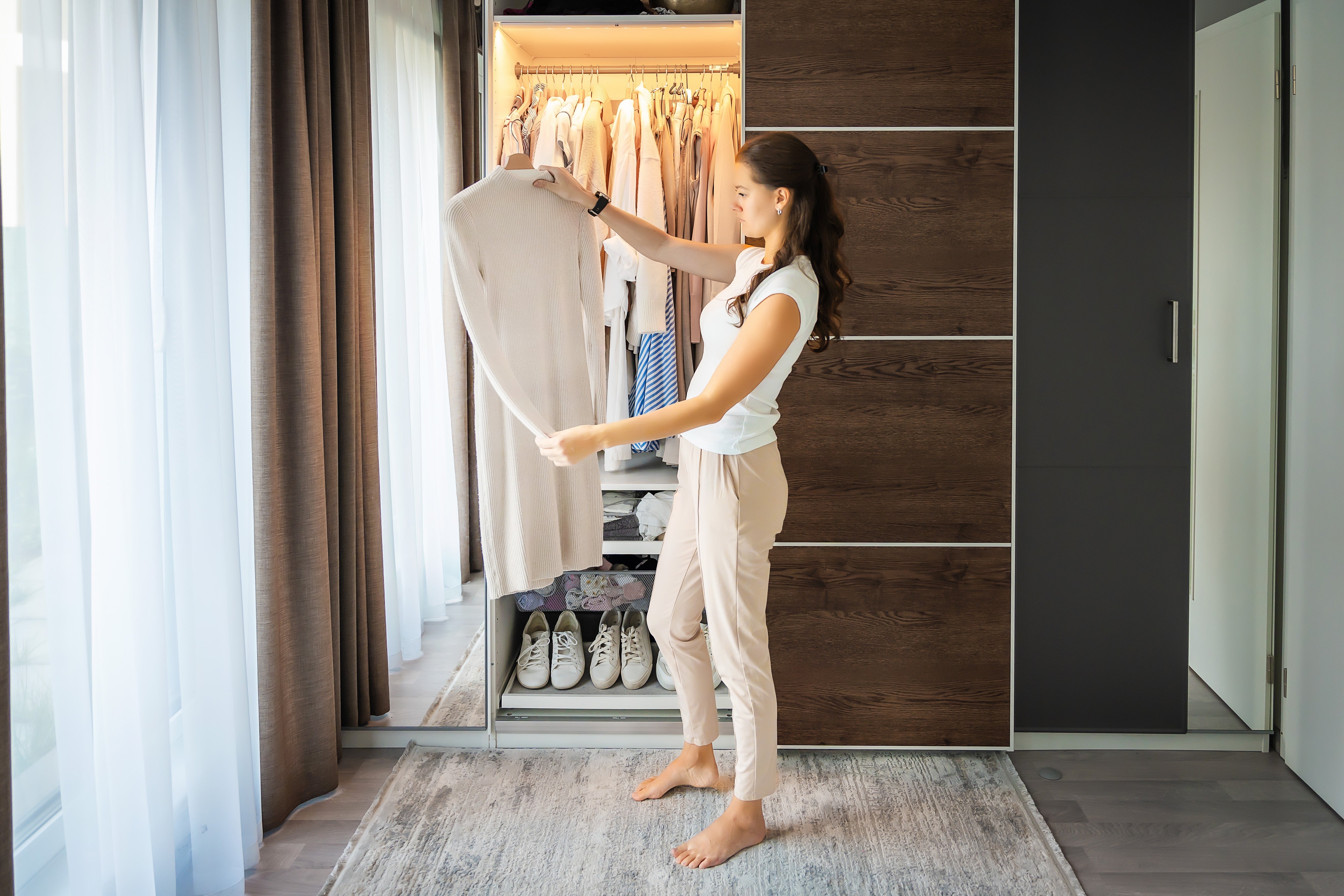 Dressing avec penderie : comment bien le choisir selon votre volume de vêtements ?